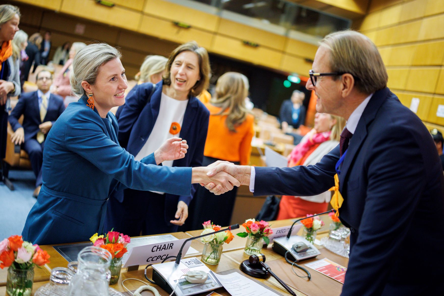 Am 22. November 2024 nahm Bundesministerin Susanne Raab (l.) anl&auml;sslich der Kampagne &bdquo;Orange the World&ldquo; einer weltweiten Aktion &bdquo;16 Tage gegen Gewalt an Frauen&ldquo;, an einer Veranstaltung im Vienna International Centre teil.