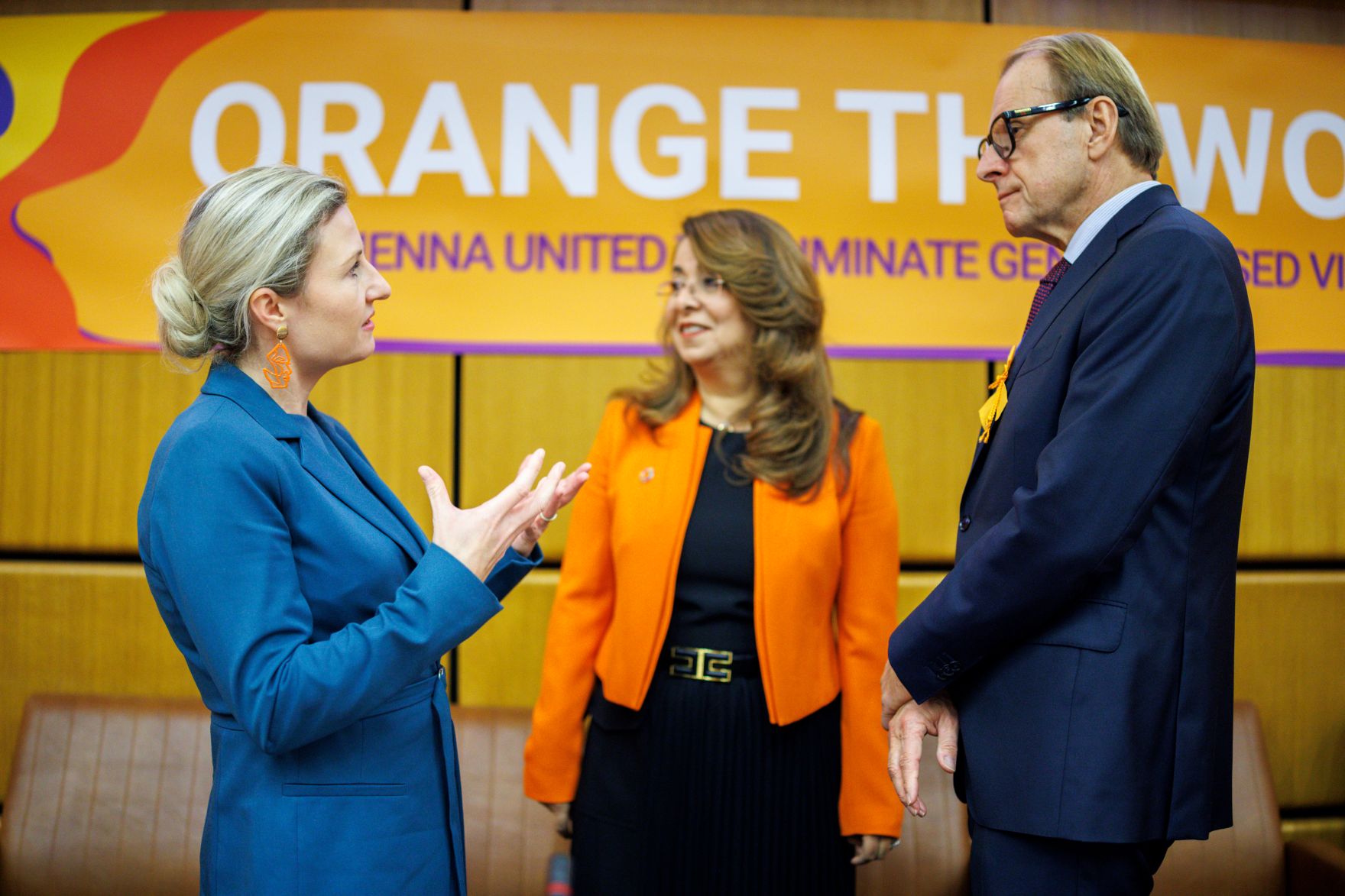 Am 22. November 2024 nahm Bundesministerin Susanne Raab (l.) anl&auml;sslich der Kampagne &bdquo;Orange the World&ldquo; einer weltweiten Aktion &bdquo;16 Tage gegen Gewalt an Frauen&ldquo;, an einer Veranstaltung im Vienna International Centre teil.