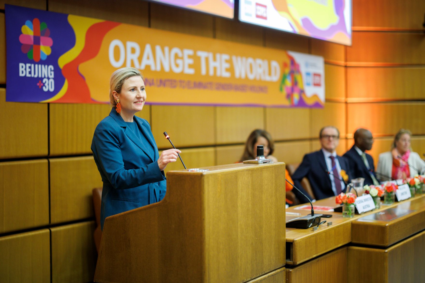 Am 22. November 2024 nahm Bundesministerin Susanne Raab (l.) anl&auml;sslich der Kampagne &bdquo;Orange the World&ldquo; einer weltweiten Aktion &bdquo;16 Tage gegen Gewalt an Frauen&ldquo;, an einer Veranstaltung im Vienna International Centre teil.
