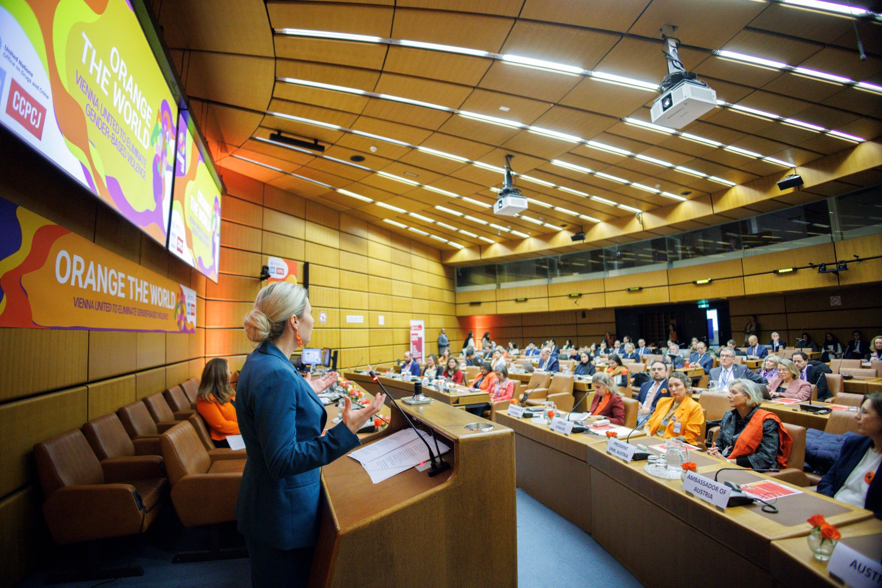 Am 22. November 2024 nahm Bundesministerin Susanne Raab (l.) anl&auml;sslich der Kampagne &bdquo;Orange the World&ldquo; einer weltweiten Aktion &bdquo;16 Tage gegen Gewalt an Frauen&ldquo;, an einer Veranstaltung im Vienna International Centre teil.