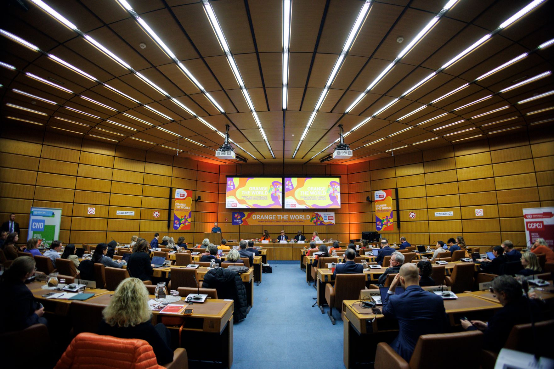 Am 22. November 2024 nahm Bundesministerin Susanne Raab anl&auml;sslich der Kampagne &bdquo;Orange the World&ldquo; einer weltweiten Aktion &bdquo;16 Tage gegen Gewalt an Frauen&ldquo;, an einer Veranstaltung im Vienna International Centre teil.