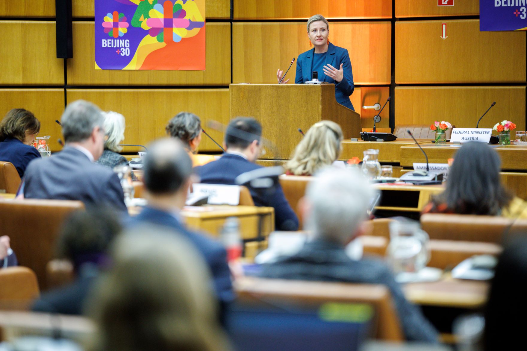 Am 22. November 2024 nahm Bundesministerin Susanne Raab (m.r.) anl&auml;sslich der Kampagne &bdquo;Orange the World&ldquo; einer weltweiten Aktion &bdquo;16 Tage gegen Gewalt an Frauen&ldquo;, an einer Veranstaltung im Vienna International Centre teil.