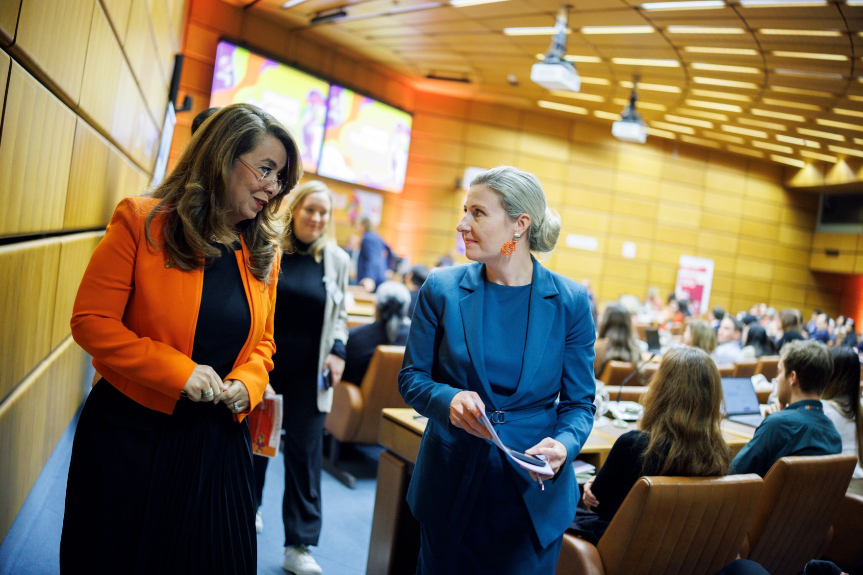 Am 22. November 2024 nahm Bundesministerin Susanne Raab (r.) anl&auml;sslich der Kampagne &bdquo;Orange the World&ldquo; einer weltweiten Aktion &bdquo;16 Tage gegen Gewalt an Frauen&ldquo;, an einer Veranstaltung im Vienna International Centre teil.