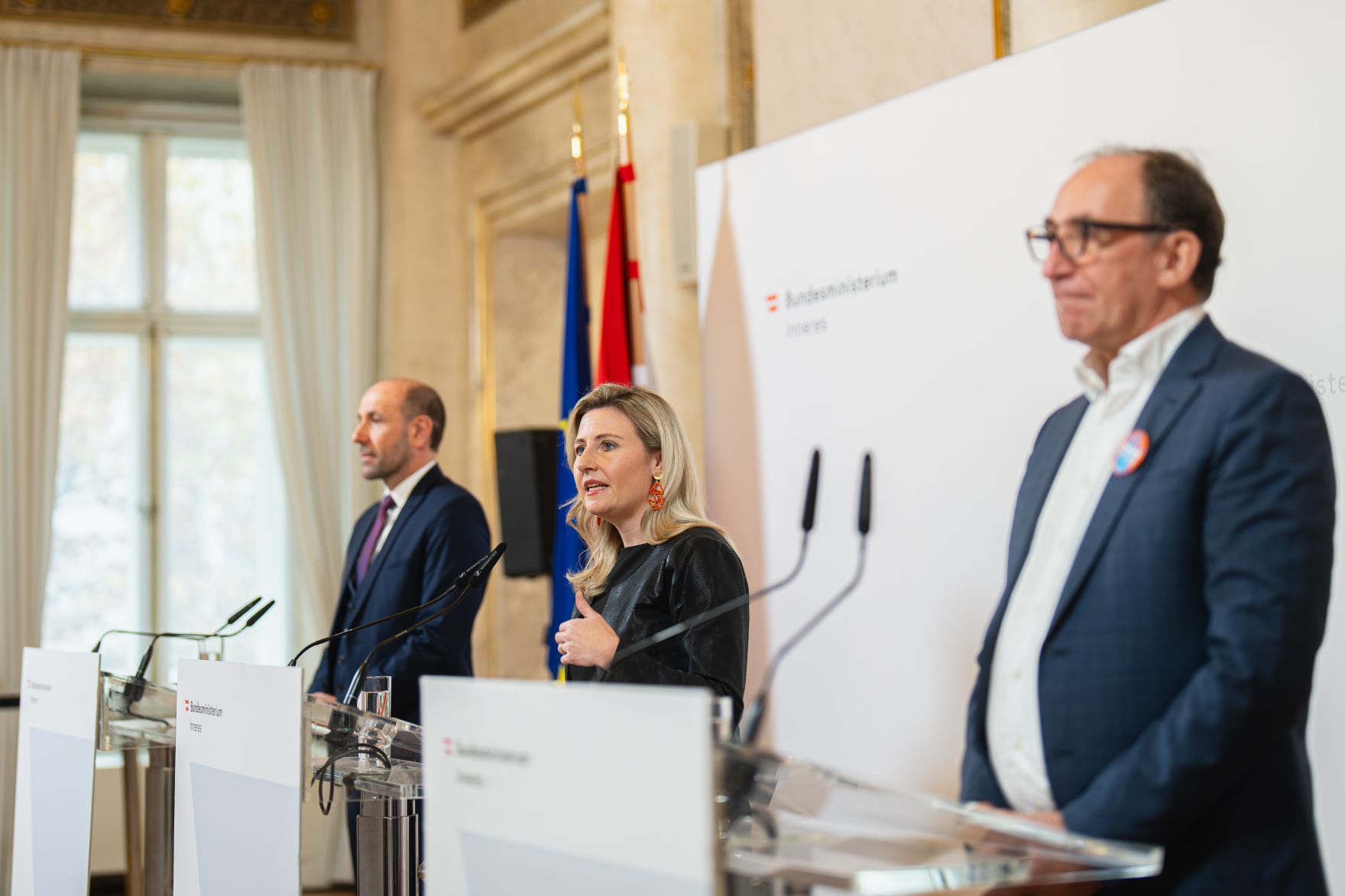Am 26. November 2024 nahm Bundesministerin Susanne Raab (m.) am 5. Gewaltschutzgipfel im Innenministerium teil. Im Bild mit Bundesminister Johannes Rauch (r.) und Franz Ruf Generaldirektor f&uuml;r die &ouml;ffentliche Sicherheit (l.).