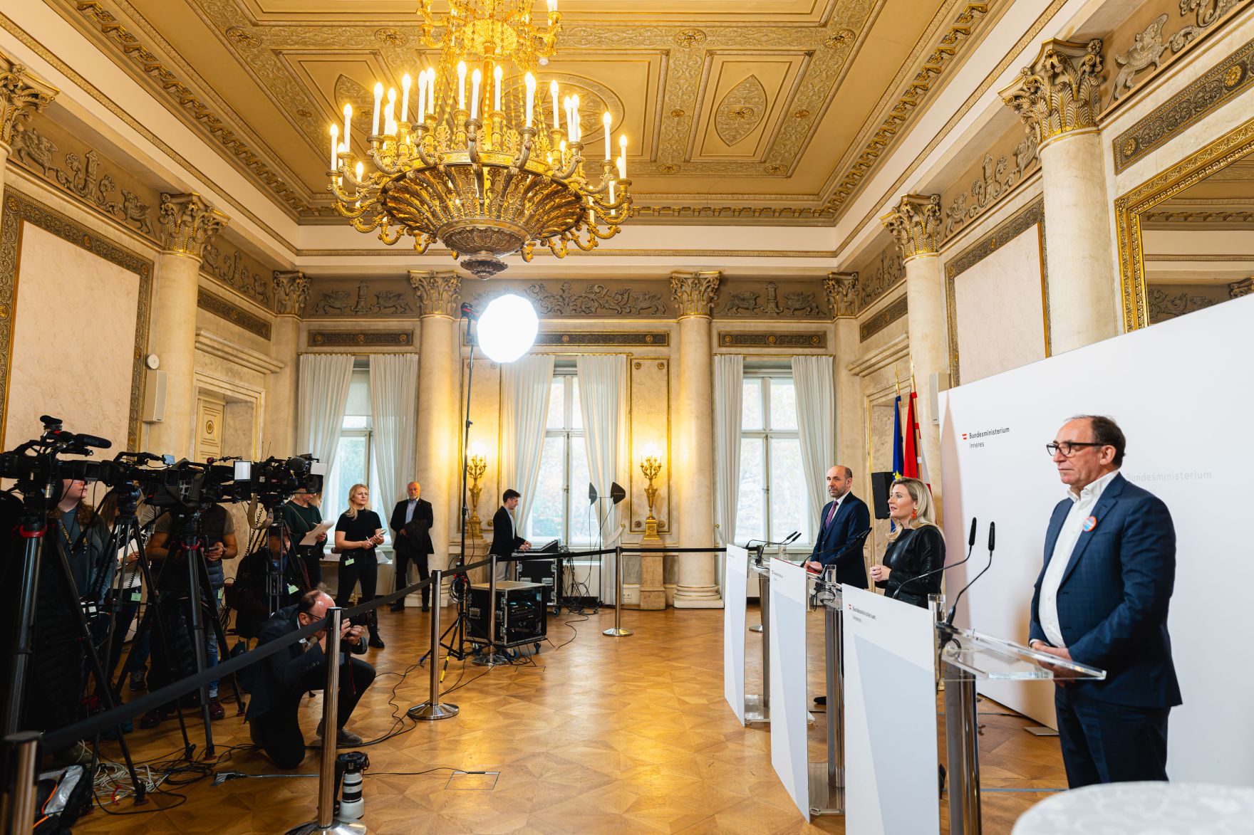 Am 26. November 2024 nahm Bundesministerin Susanne Raab (2.v.r.) am 5. Gewaltschutzgipfel im Innenministerium teil. Im Bild mit Bundesminister Johannes Rauch (r.) und Franz Ruf Generaldirektor f&uuml;r die &ouml;ffentliche Sicherheit (3.v.r.).