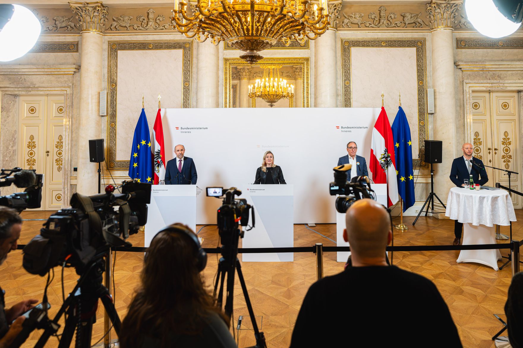 Am 26. November 2024 nahm Bundesministerin Susanne Raab (m.) am 5. Gewaltschutzgipfel im Innenministerium teil. Im Bild mit Bundesminister Johannes Rauch (r.) und Franz Ruf Generaldirektor f&uuml;r die &ouml;ffentliche Sicherheit (l.).
