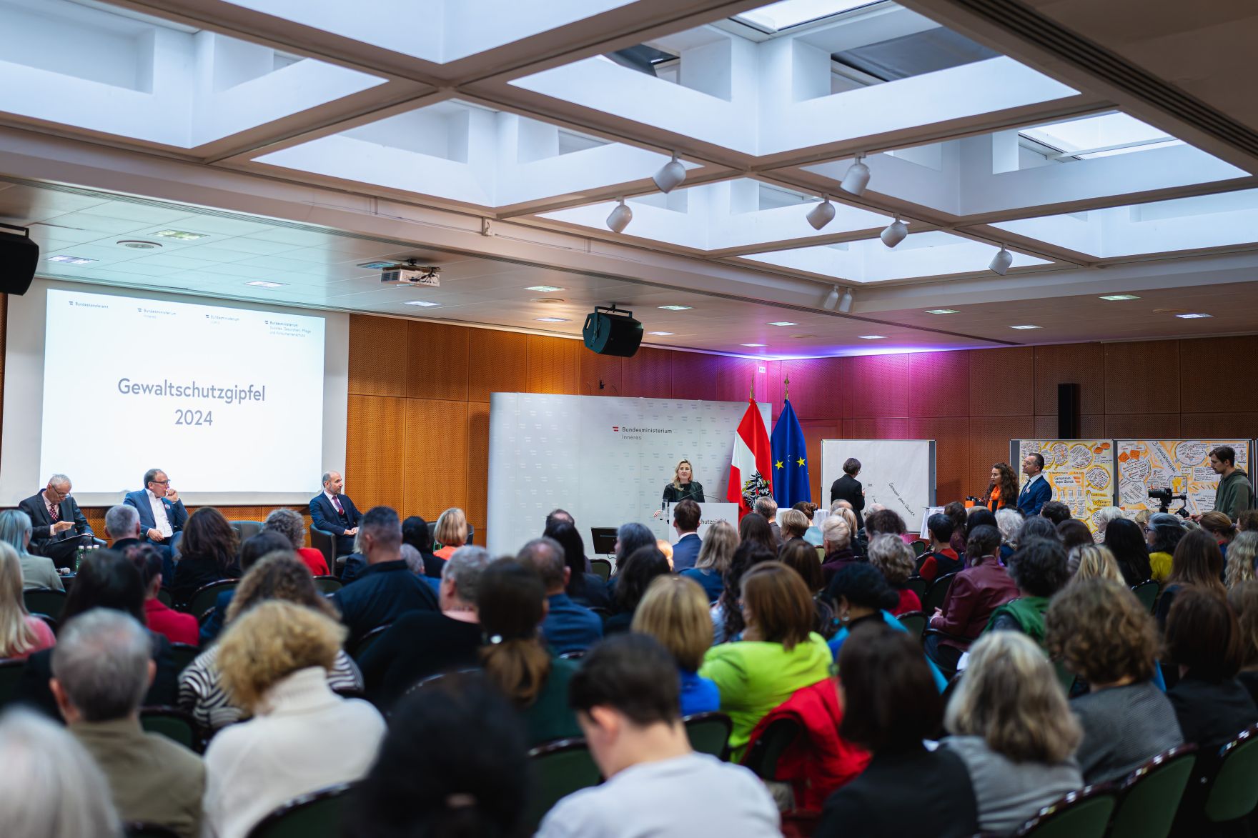 Am 26. November 2024 nahm Bundesministerin Susanne Raab (m.) am 5. Gewaltschutzgipfel im Innenministerium teil. Im Bild mit Bundesminister Johannes Rauch und Franz Ruf Generaldirektor f&uuml;r die &ouml;ffentliche Sicherheit.