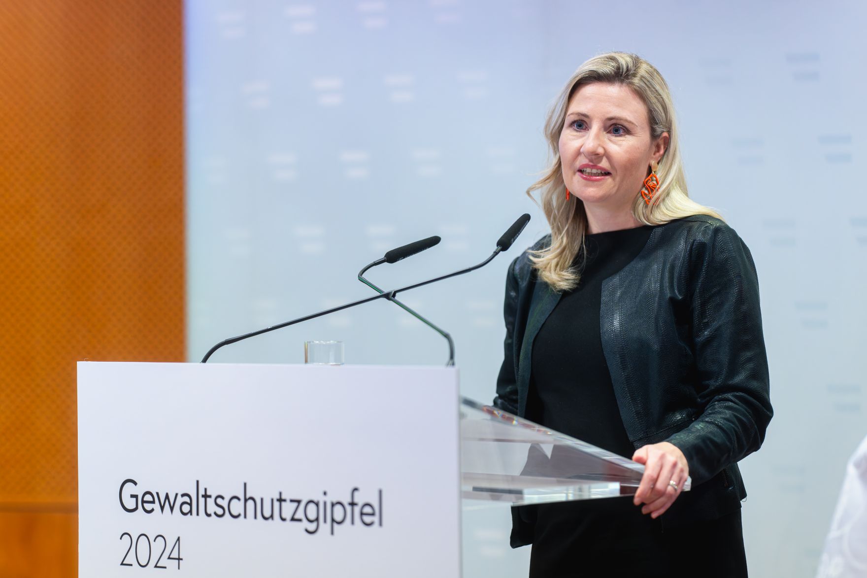 Am 26. November 2024 nahm Bundesministerin Susanne Raab (im Bild) am 5. Gewaltschutzgipfel im Innenministerium teil.