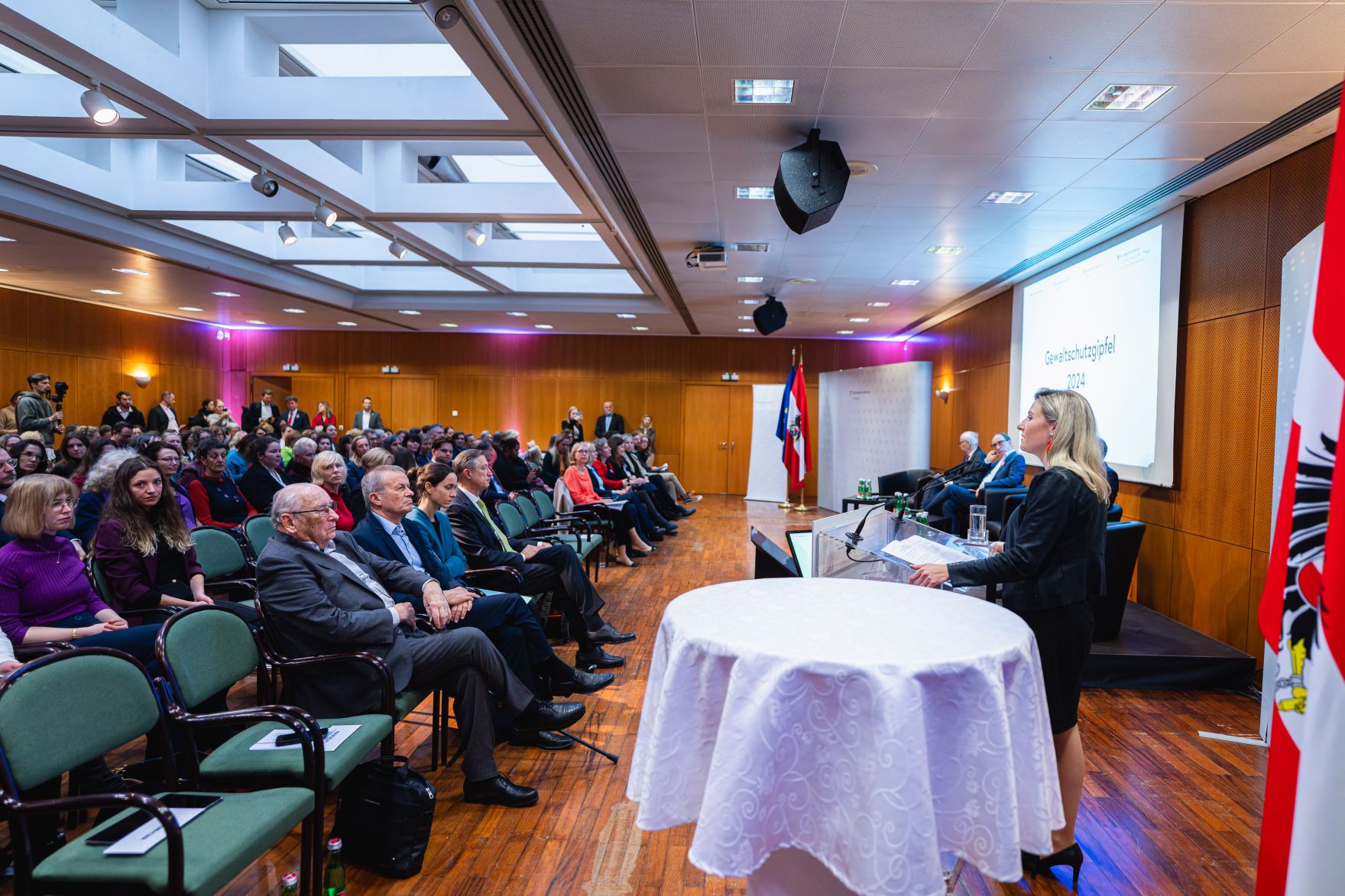 Am 26. November 2024 nahm Bundesministerin Susanne Raab (r.) am 5. Gewaltschutzgipfel im Innenministerium teil.