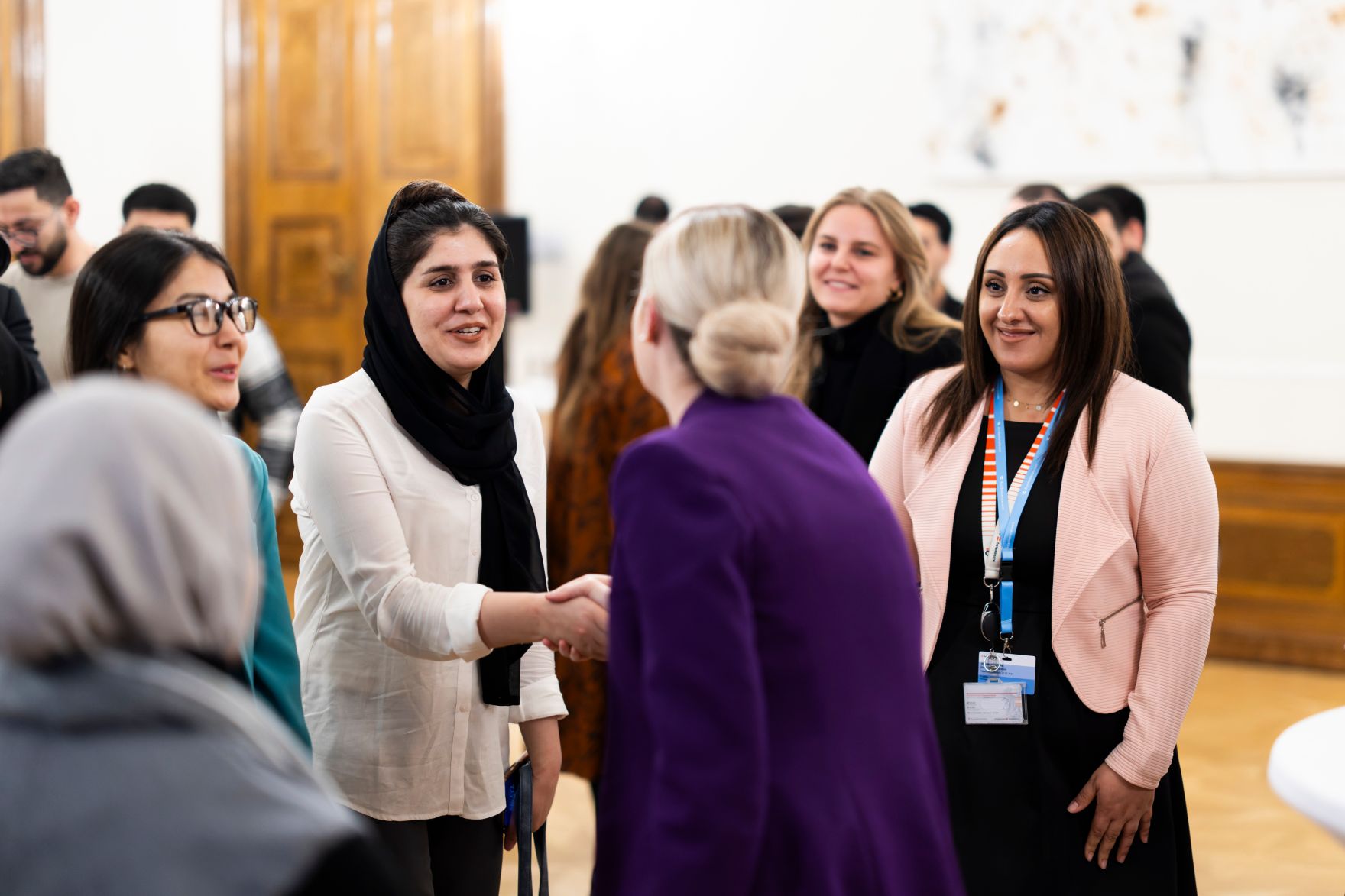 Am 27. November 2024 verlieh Bundesministerin Susanne Raab (m.) gemeinsam mit dem &Ouml;sterreichischen Integrationsfond &Ouml;IF das Liese Prokop Stipendium im Studienjahr 2024/2025 an asylberechtigte Studierende.