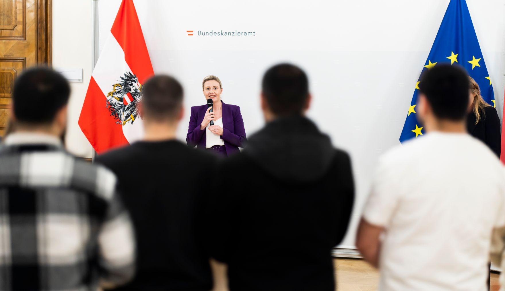Am 27. November 2024 verlieh Bundesministerin Susanne Raab (m.) gemeinsam mit dem &Ouml;sterreichischen Integrationsfond &Ouml;IF das Liese Prokop Stipendium im Studienjahr 2024/2025 an asylberechtigte Studierende.