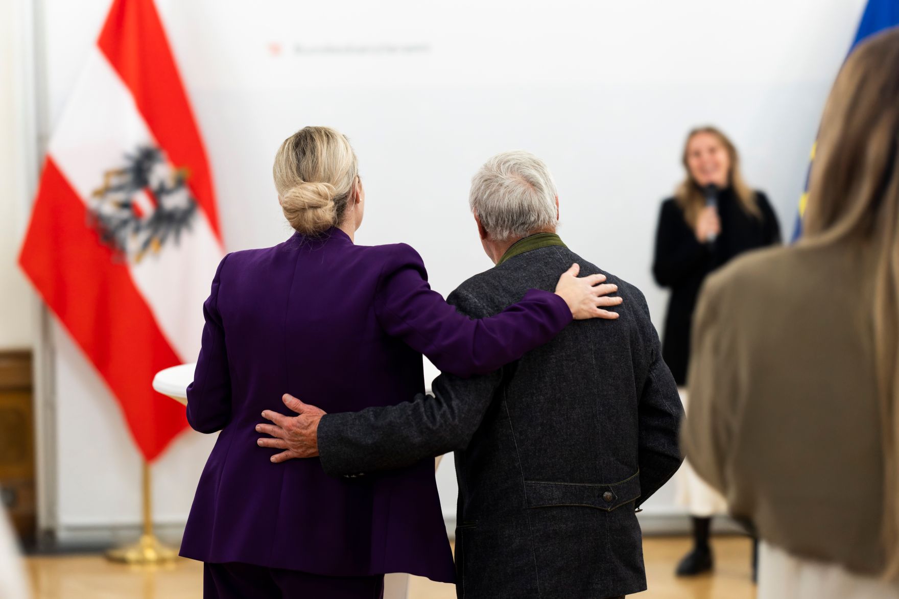 Am 27. November 2024 verlieh Bundesministerin Susanne Raab (m.l.) gemeinsam mit dem &Ouml;sterreichischen Integrationsfond &Ouml;IF das Liese Prokop Stipendium im Studienjahr 2024/2025 an asylberechtigte Studierende.