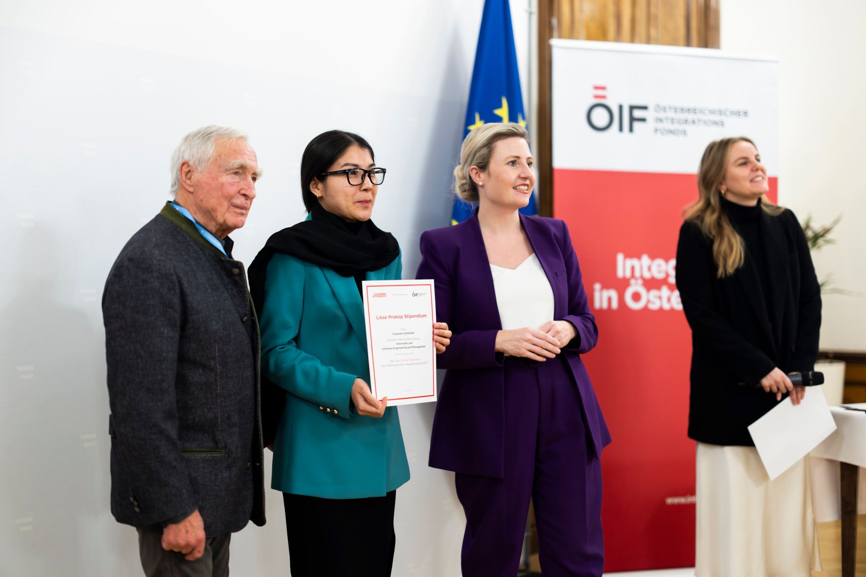 Am 27. November 2024 verlieh Bundesministerin Susanne Raab (m.r.) gemeinsam mit dem &Ouml;sterreichischen Integrationsfond &Ouml;IF das Liese Prokop Stipendium im Studienjahr 2024/2025 an asylberechtigte Studierende.