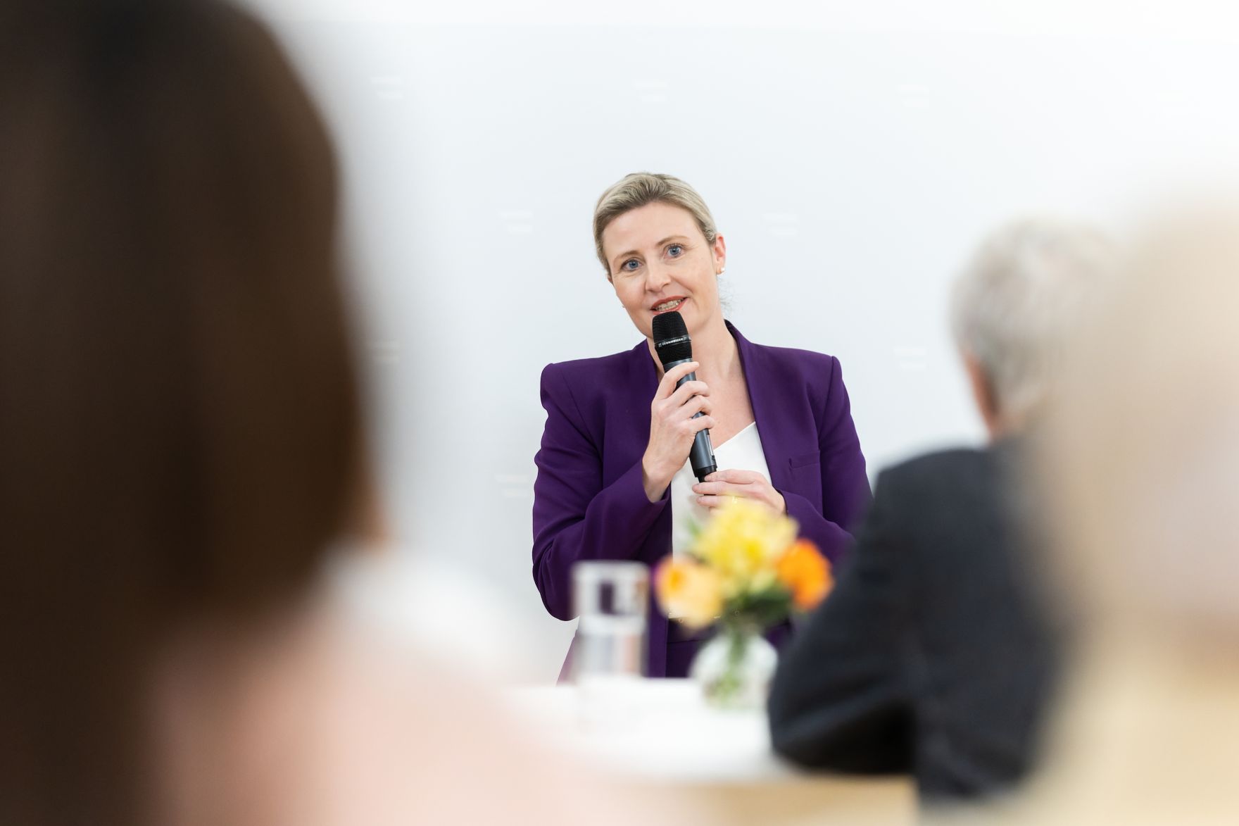 Am 27. November 2024 verlieh Bundesministerin Susanne Raab (im Bild) gemeinsam mit dem &Ouml;sterreichischen Integrationsfond &Ouml;IF das Liese Prokop Stipendium im Studienjahr 2024/2025 an asylberechtigte Studierende.