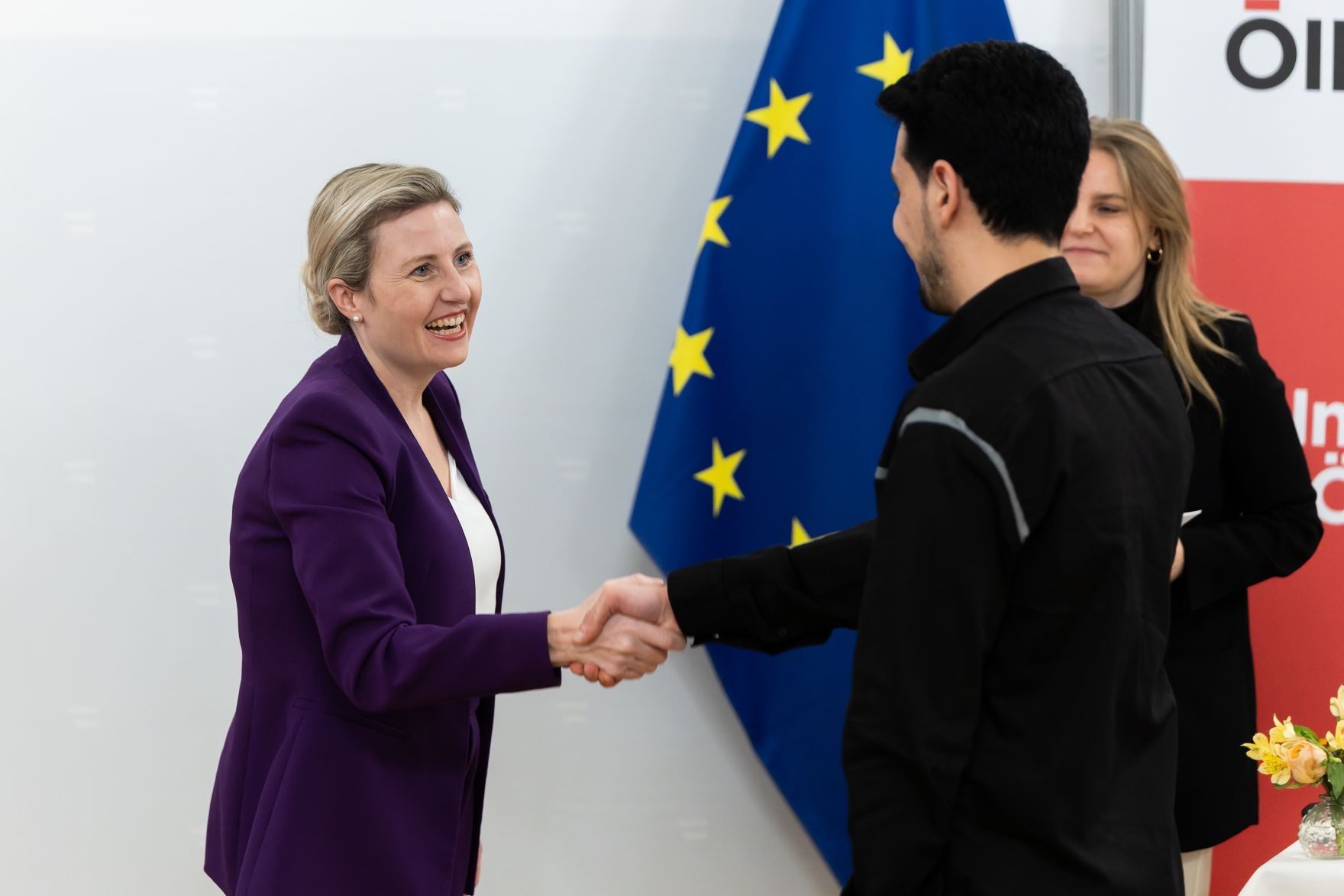 Am 27. November 2024 verlieh Bundesministerin Susanne Raab (l.) gemeinsam mit dem &Ouml;sterreichischen Integrationsfond &Ouml;IF das Liese Prokop Stipendium im Studienjahr 2024/2025 an asylberechtigte Studierende.