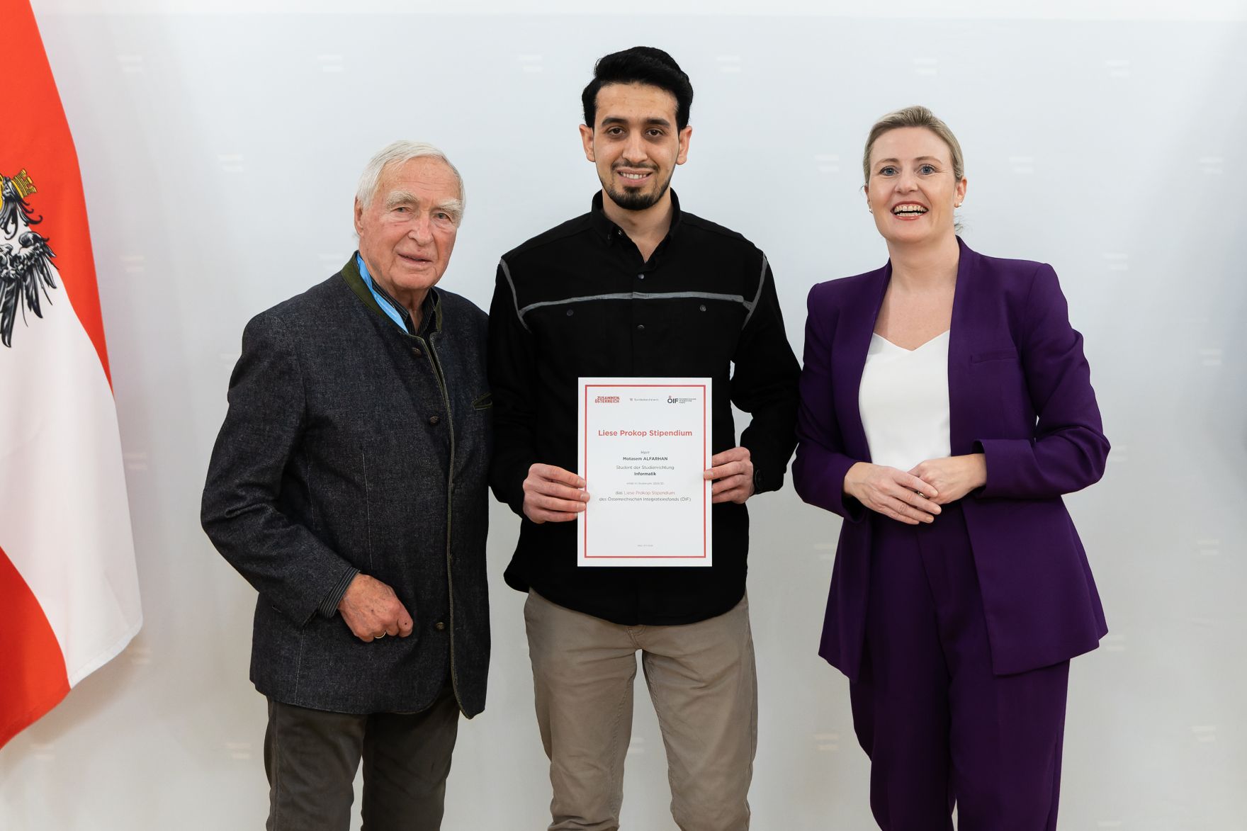 Am 27. November 2024 verlieh Bundesministerin Susanne Raab (r.) gemeinsam mit dem &Ouml;sterreichischen Integrationsfond &Ouml;IF das Liese Prokop Stipendium im Studienjahr 2024/2025 an asylberechtigte Studierende.