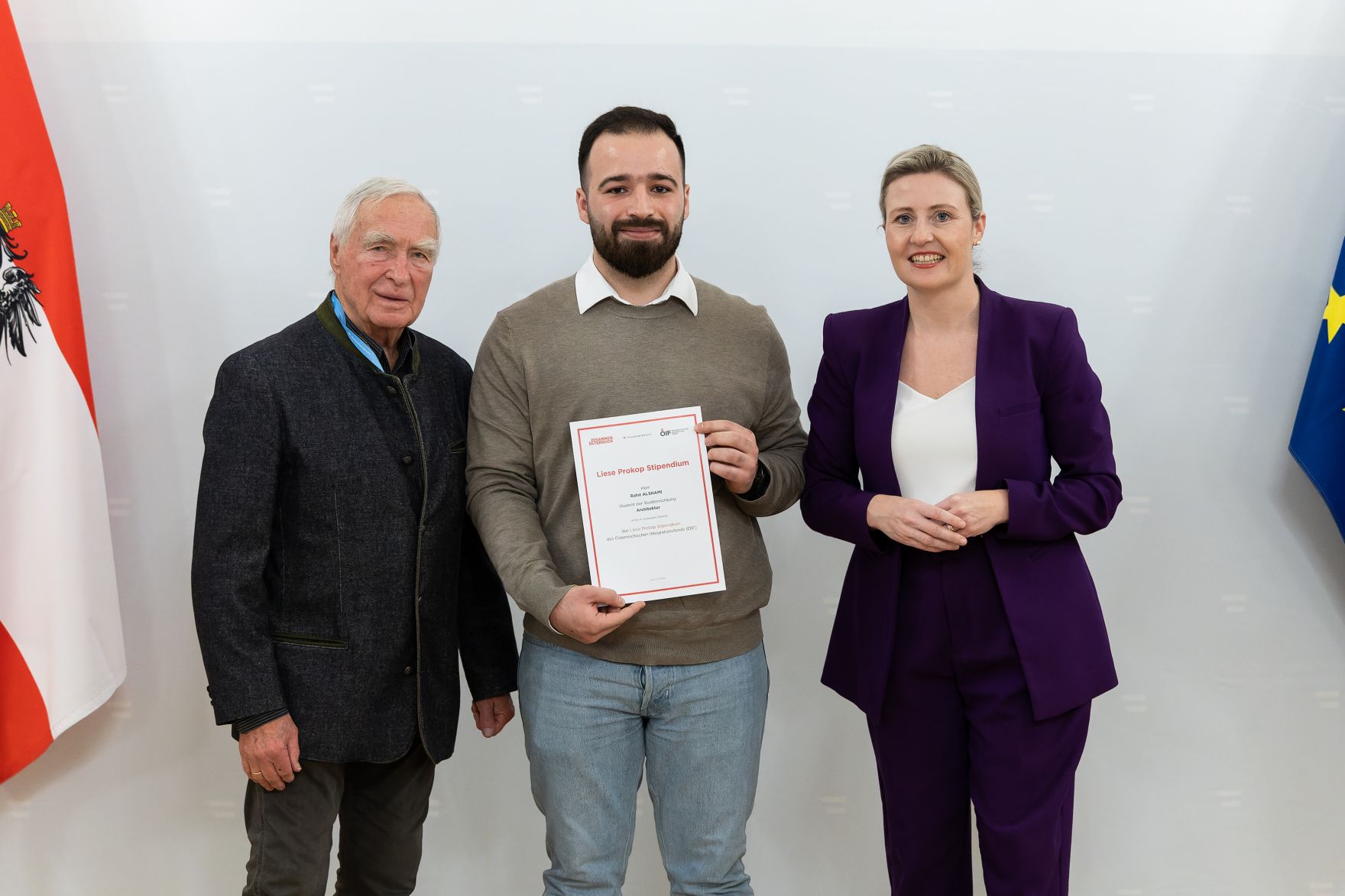 Am 27. November 2024 verlieh Bundesministerin Susanne Raab (r.) gemeinsam mit dem &Ouml;sterreichischen Integrationsfond &Ouml;IF das Liese Prokop Stipendium im Studienjahr 2024/2025 an asylberechtigte Studierende.