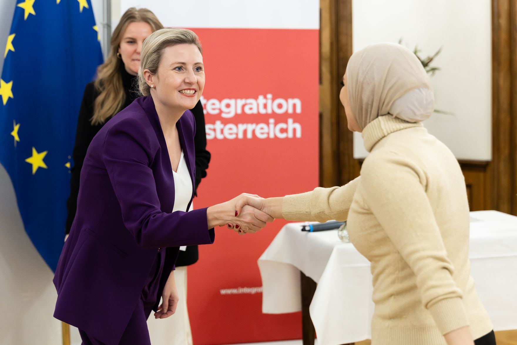 Am 27. November 2024 verlieh Bundesministerin Susanne Raab (l.) gemeinsam mit dem &Ouml;sterreichischen Integrationsfond &Ouml;IF das Liese Prokop Stipendium im Studienjahr 2024/2025 an asylberechtigte Studierende.