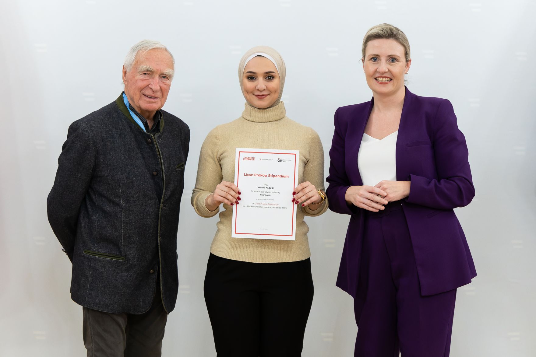 Am 27. November 2024 verlieh Bundesministerin Susanne Raab (r.) gemeinsam mit dem &Ouml;sterreichischen Integrationsfond &Ouml;IF das Liese Prokop Stipendium im Studienjahr 2024/2025 an asylberechtigte Studierende.