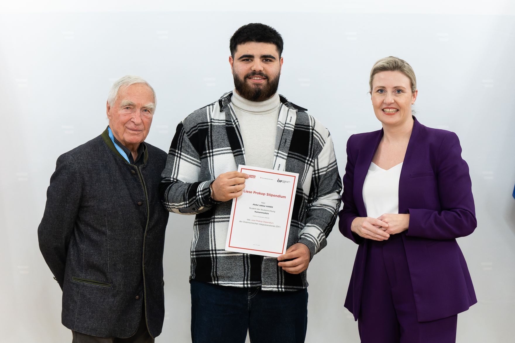 Am 27. November 2024 verlieh Bundesministerin Susanne Raab (r.) gemeinsam mit dem &Ouml;sterreichischen Integrationsfond &Ouml;IF das Liese Prokop Stipendium im Studienjahr 2024/2025 an asylberechtigte Studierende.