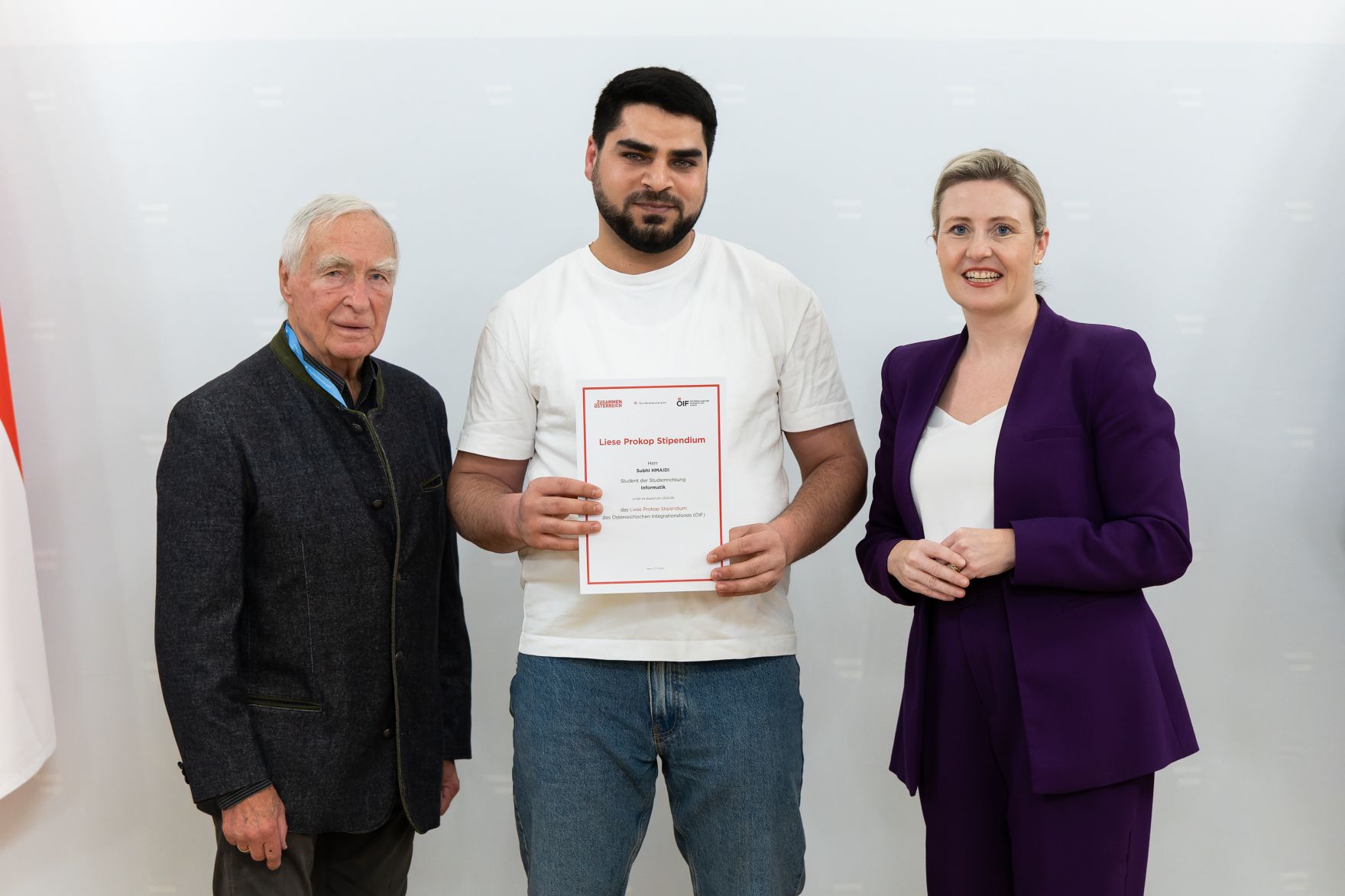 Am 27. November 2024 verlieh Bundesministerin Susanne Raab (r.) gemeinsam mit dem &Ouml;sterreichischen Integrationsfond &Ouml;IF das Liese Prokop Stipendium im Studienjahr 2024/2025 an asylberechtigte Studierende.