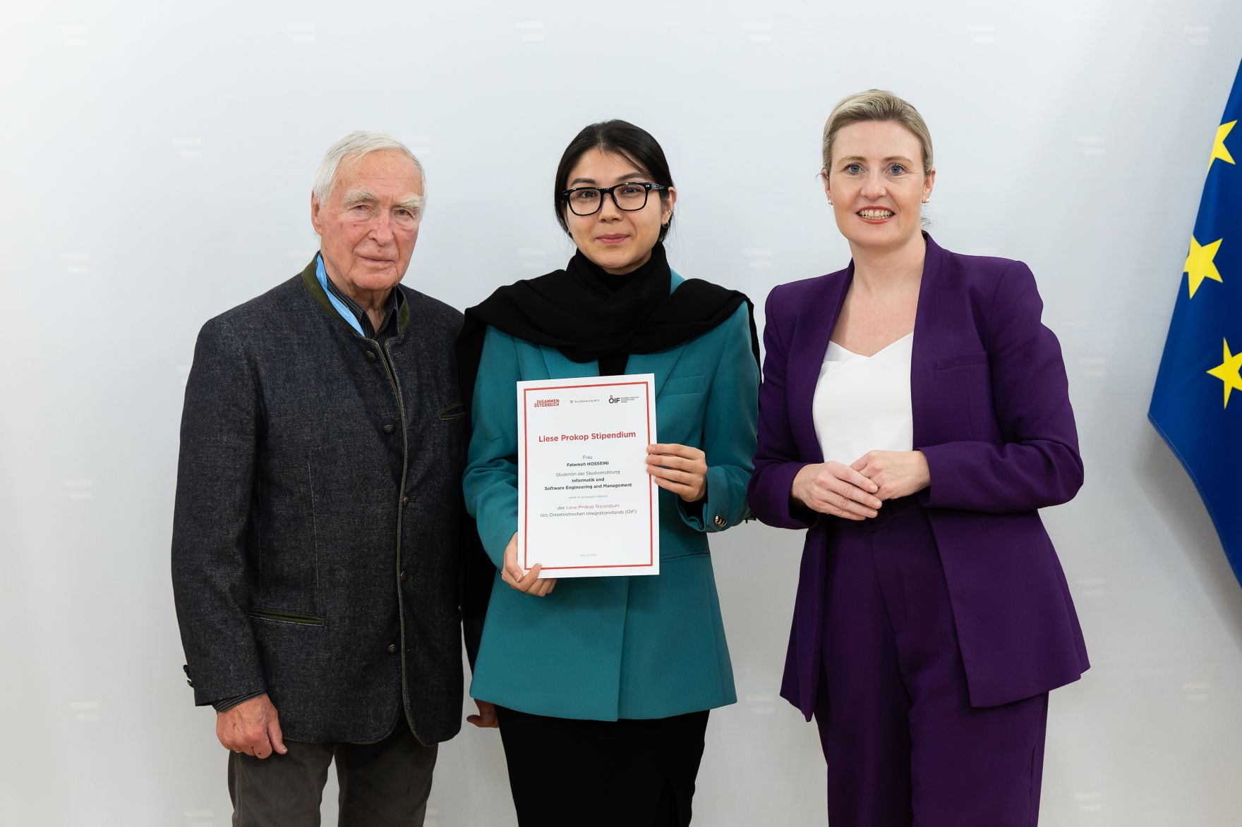 Am 27. November 2024 verlieh Bundesministerin Susanne Raab (r.) gemeinsam mit dem &Ouml;sterreichischen Integrationsfond &Ouml;IF das Liese Prokop Stipendium im Studienjahr 2024/2025 an asylberechtigte Studierende.