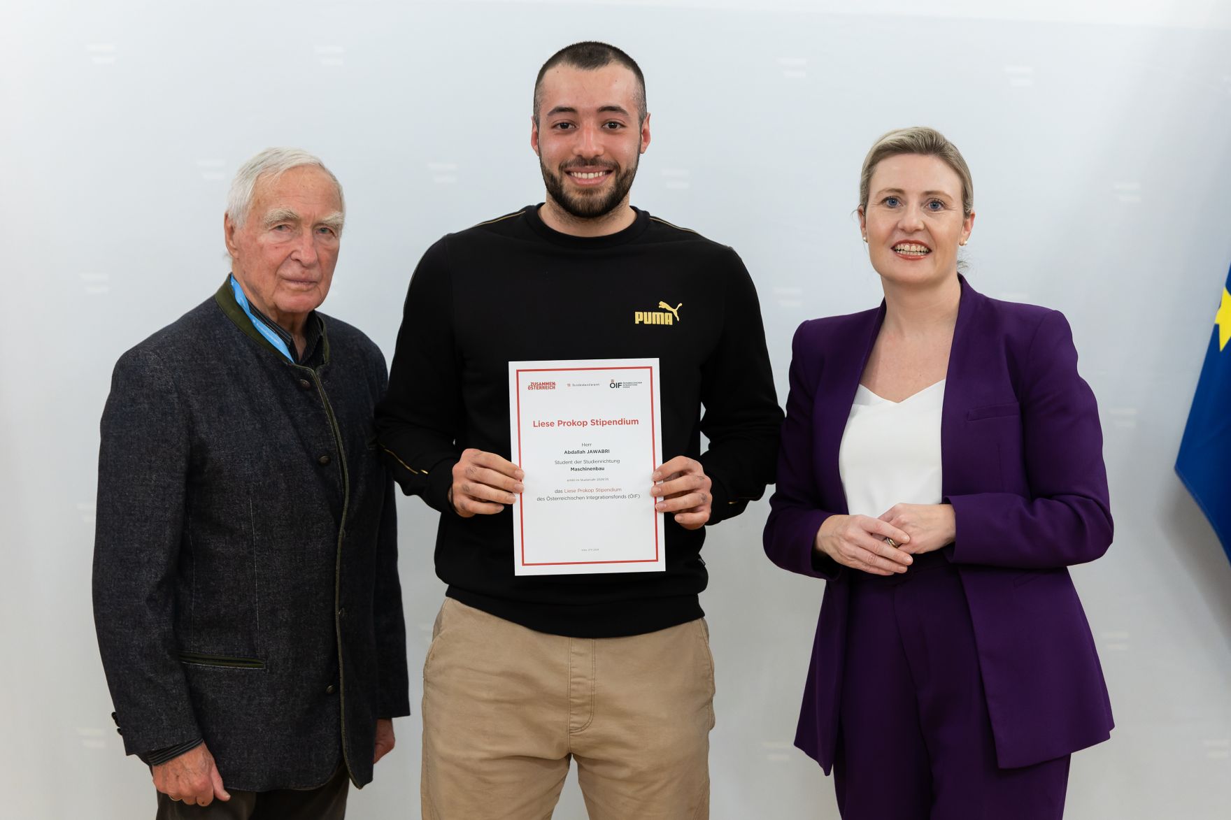 Am 27. November 2024 verlieh Bundesministerin Susanne Raab (r.) gemeinsam mit dem &Ouml;sterreichischen Integrationsfond &Ouml;IF das Liese Prokop Stipendium im Studienjahr 2024/2025 an asylberechtigte Studierende.