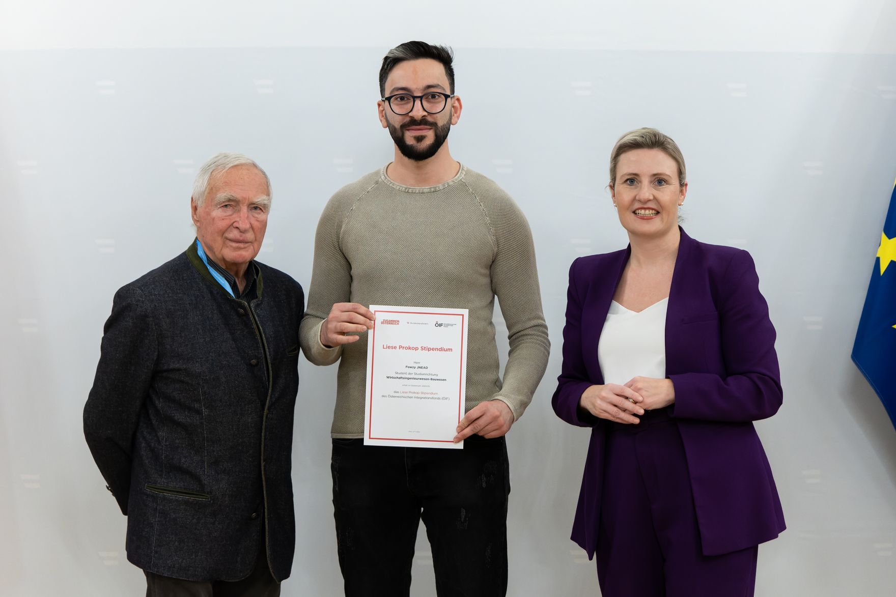 Am 27. November 2024 verlieh Bundesministerin Susanne Raab (r.) gemeinsam mit dem &Ouml;sterreichischen Integrationsfond &Ouml;IF das Liese Prokop Stipendium im Studienjahr 2024/2025 an asylberechtigte Studierende.