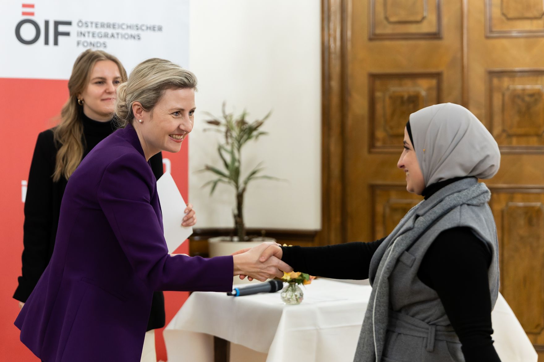 Am 27. November 2024 verlieh Bundesministerin Susanne Raab (l.) gemeinsam mit dem &Ouml;sterreichischen Integrationsfond &Ouml;IF das Liese Prokop Stipendium im Studienjahr 2024/2025 an asylberechtigte Studierende.
