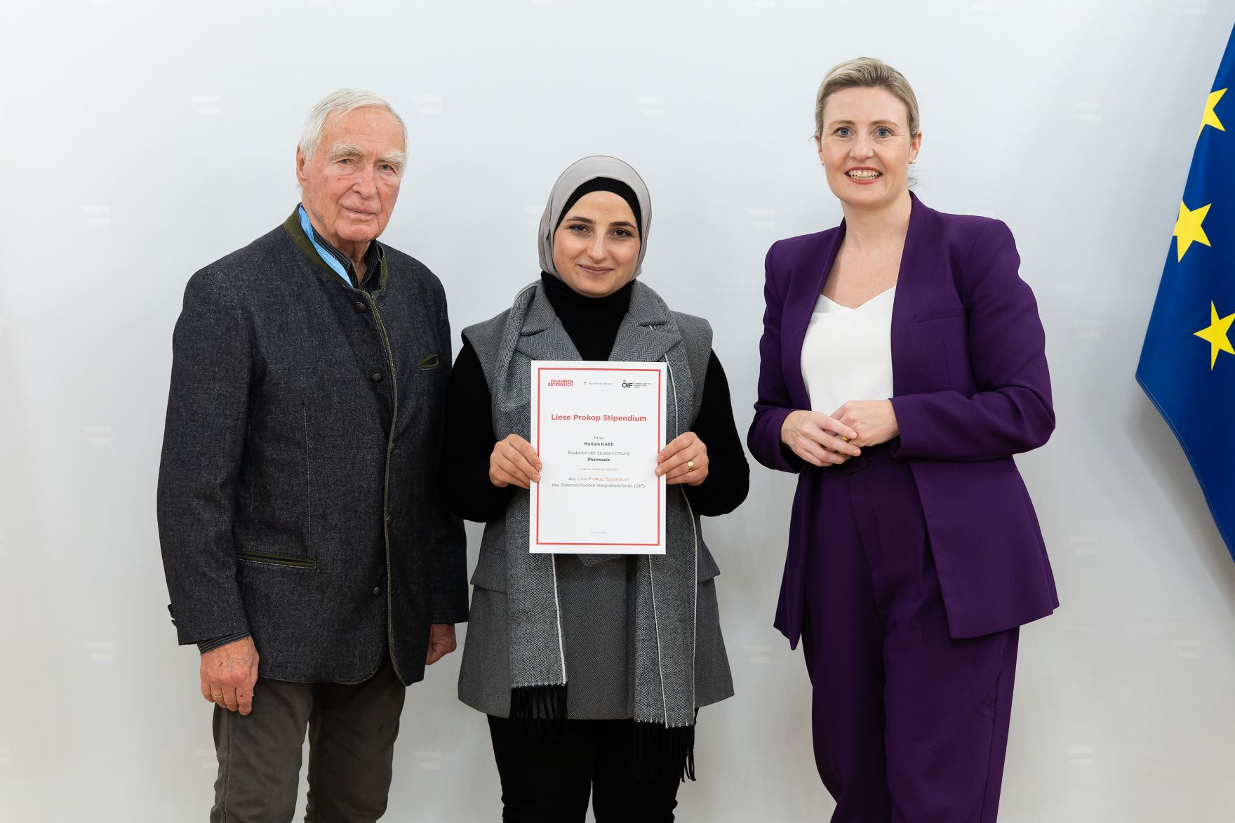 Am 27. November 2024 verlieh Bundesministerin Susanne Raab (r.) gemeinsam mit dem &Ouml;sterreichischen Integrationsfond &Ouml;IF das Liese Prokop Stipendium im Studienjahr 2024/2025 an asylberechtigte Studierende.