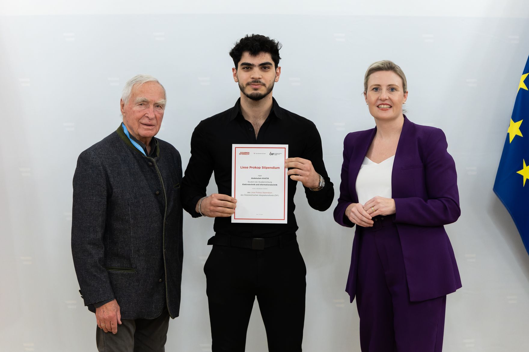 Am 27. November 2024 verlieh Bundesministerin Susanne Raab (r.) gemeinsam mit dem &Ouml;sterreichischen Integrationsfond &Ouml;IF das Liese Prokop Stipendium im Studienjahr 2024/2025 an asylberechtigte Studierende.