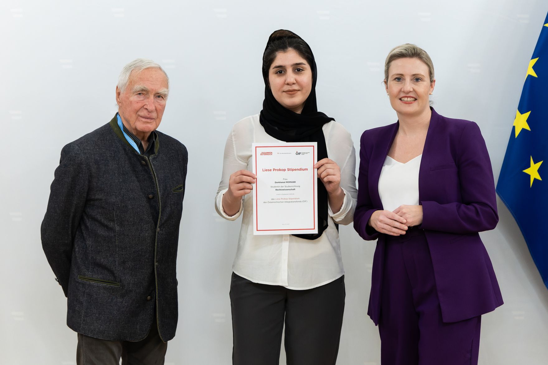 Am 27. November 2024 verlieh Bundesministerin Susanne Raab (r.) gemeinsam mit dem &Ouml;sterreichischen Integrationsfond &Ouml;IF das Liese Prokop Stipendium im Studienjahr 2024/2025 an asylberechtigte Studierende.
