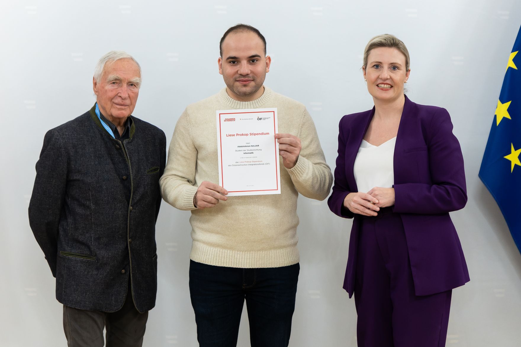 Am 27. November 2024 verlieh Bundesministerin Susanne Raab (r.) gemeinsam mit dem &Ouml;sterreichischen Integrationsfond &Ouml;IF das Liese Prokop Stipendium im Studienjahr 2024/2025 an asylberechtigte Studierende.