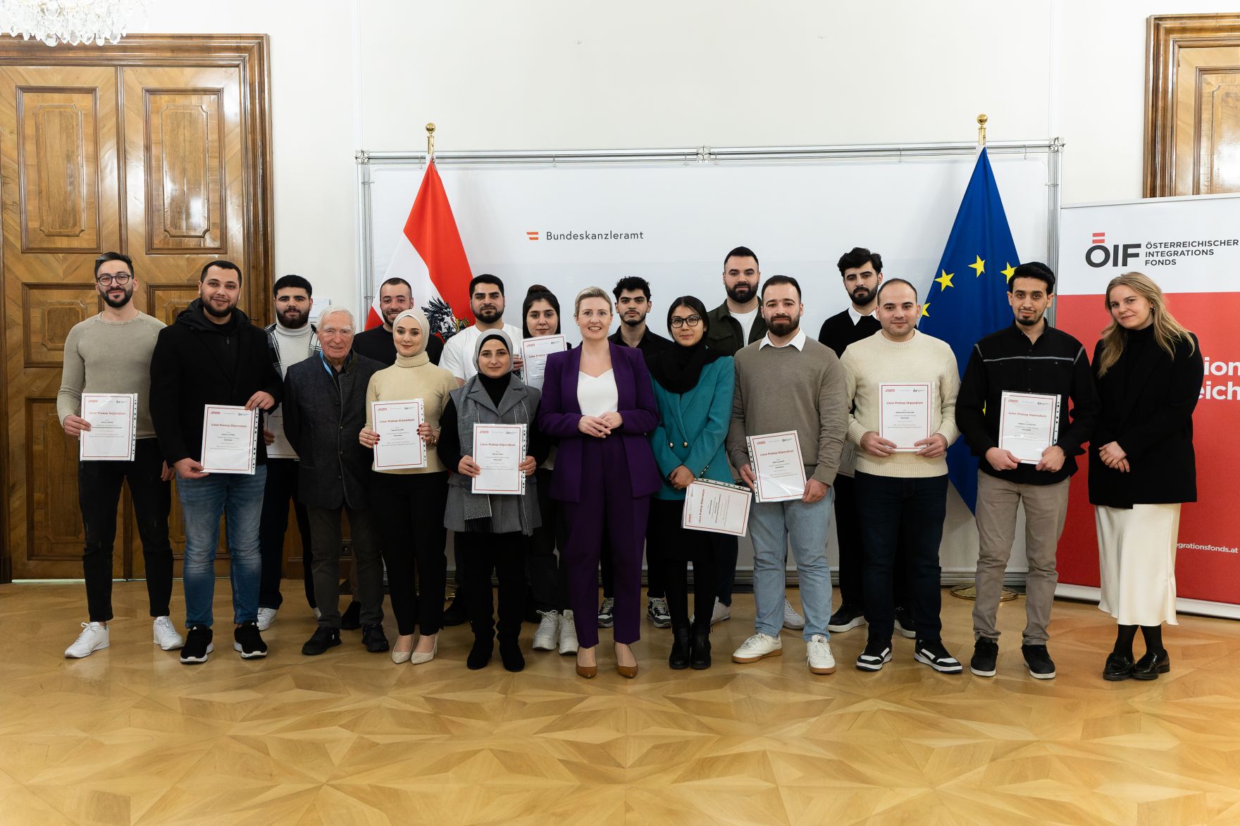 Am 27. November 2024 verlieh Bundesministerin Susanne Raab (m.) gemeinsam mit dem &Ouml;sterreichischen Integrationsfond &Ouml;IF das Liese Prokop Stipendium im Studienjahr 2024/2025 an asylberechtigte Studierende.