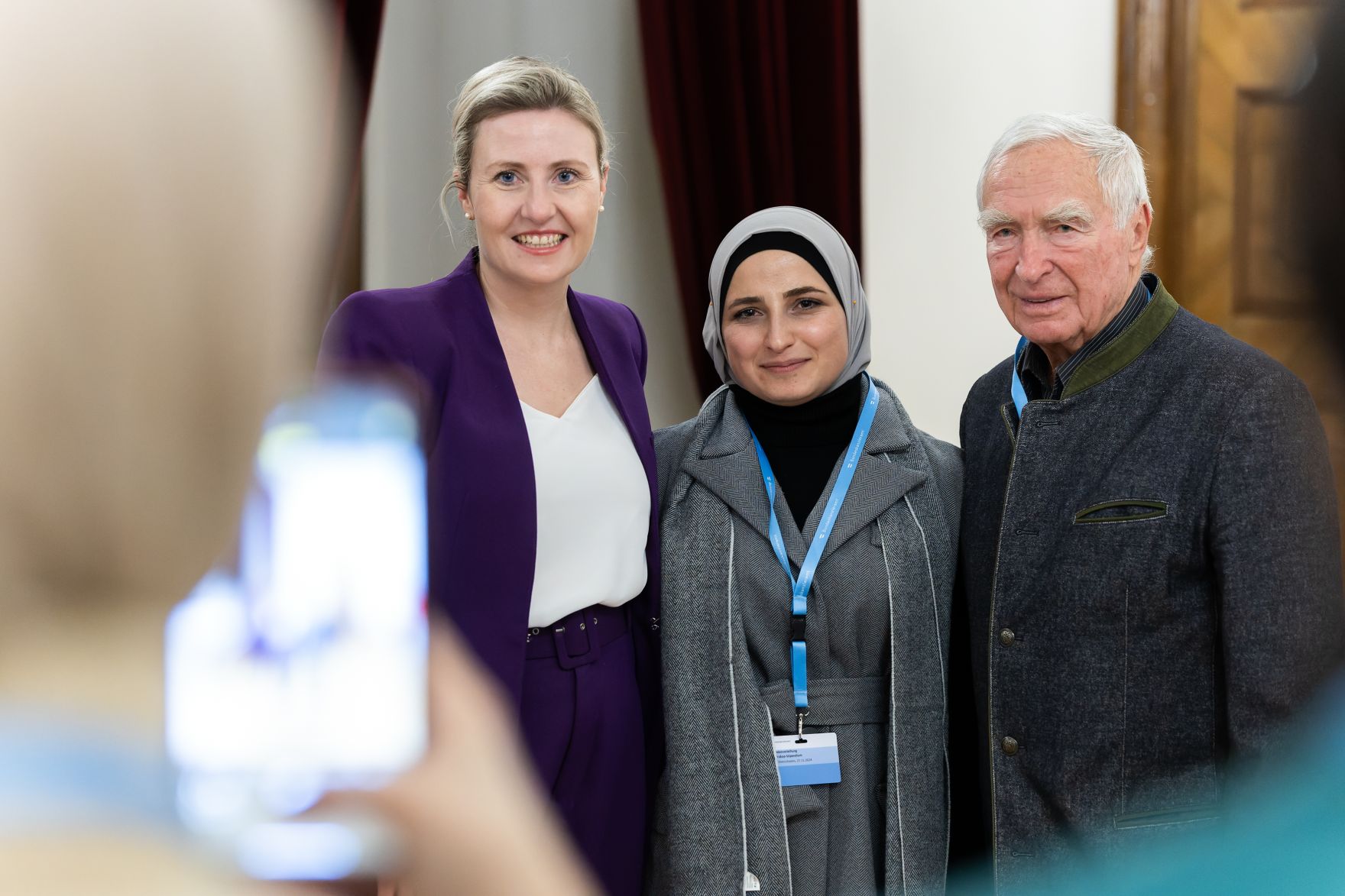 Am 27. November 2024 verlieh Bundesministerin Susanne Raab (l.) gemeinsam mit dem &Ouml;sterreichischen Integrationsfond &Ouml;IF das Liese Prokop Stipendium im Studienjahr 2024/2025 an asylberechtigte Studierende.