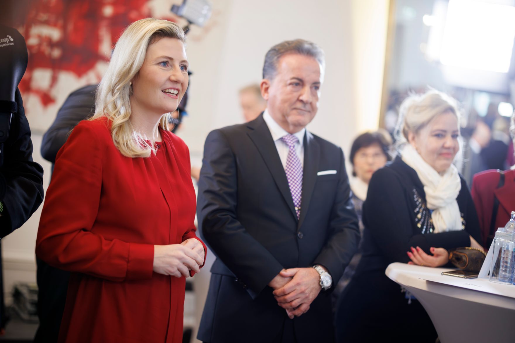 Am 29. November 2024 bestellte Bundesministerin Susanne Raab (l.), Herrn Kurt Faist (m.) zum Mitglied der bei der Bundesanstalt &quot;Statistik &Ouml;sterreich&quot; eingerichteten Wirtschaftskurie. Damit hat er das Recht, die Bezeichnung &quot;Kommerzialrat f&uuml;r die Statistik&quot; zu f&uuml;hren.