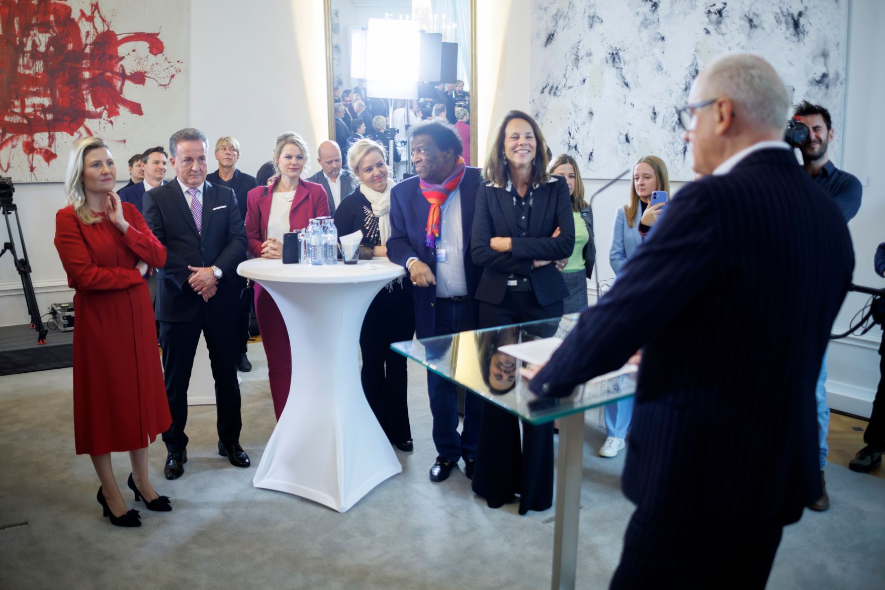 Am 29. November 2024 bestellte Bundesministerin Susanne Raab (l.), Herrn Kurt Faist (2.v.l.) zum Mitglied der bei der Bundesanstalt &quot;Statistik &Ouml;sterreich&quot; eingerichteten Wirtschaftskurie. Damit hat er das Recht, die Bezeichnung &quot;Kommerzialrat f&uuml;r die Statistik&quot; zu f&uuml;hren.