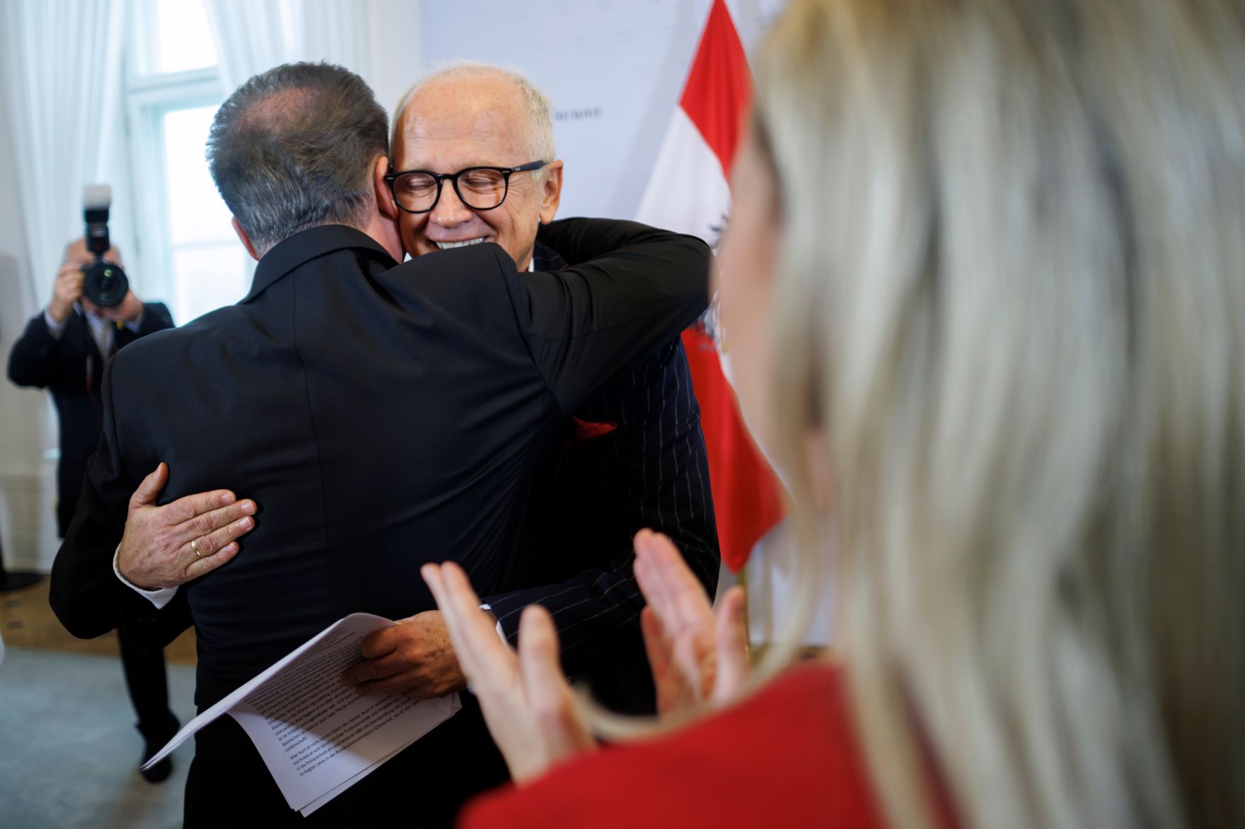 Am 29. November 2024 bestellte Bundesministerin Susanne Raab (r.), Herrn Kurt Faist (l.) zum Mitglied der bei der Bundesanstalt &quot;Statistik &Ouml;sterreich&quot; eingerichteten Wirtschaftskurie. Damit hat er das Recht, die Bezeichnung &quot;Kommerzialrat f&uuml;r die Statistik&quot; zu f&uuml;hren.
