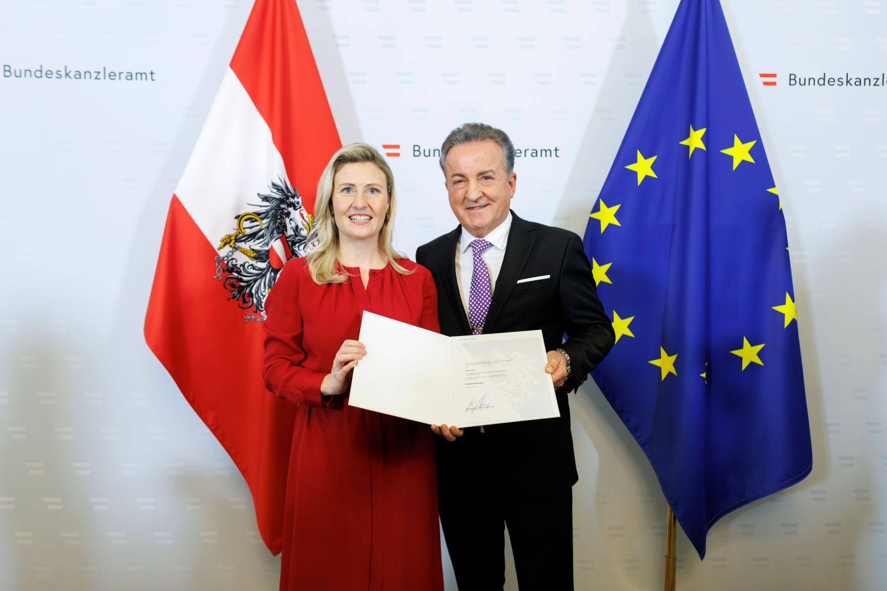 Am 29. November 2024 bestellte Bundesministerin Susanne Raab (l.), Herrn Kurt Faist (r.) zum Mitglied der bei der Bundesanstalt &quot;Statistik &Ouml;sterreich&quot; eingerichteten Wirtschaftskurie. Damit hat er das Recht, die Bezeichnung &quot;Kommerzialrat f&uuml;r die Statistik&quot; zu f&uuml;hren.