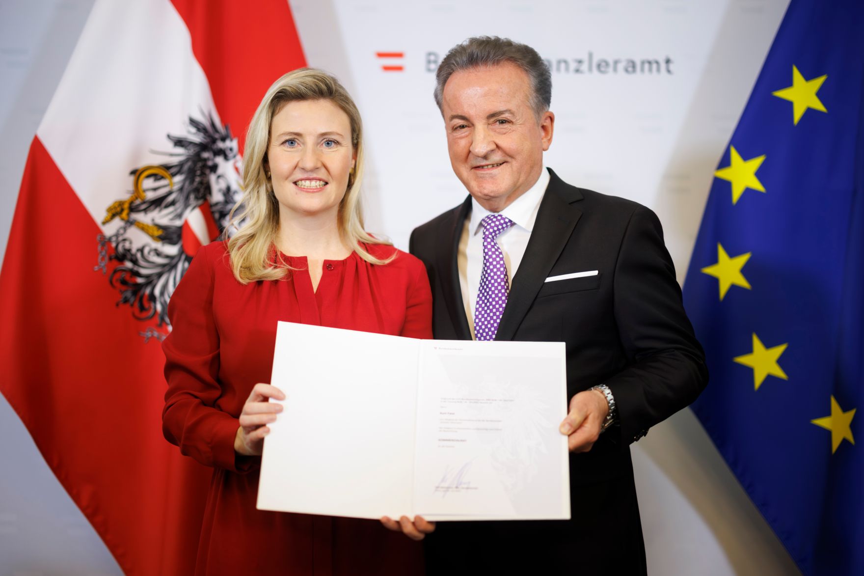 Am 29. November 2024 bestellte Bundesministerin Susanne Raab (l.), Herrn Kurt Faist (r.) zum Mitglied der bei der Bundesanstalt &quot;Statistik &Ouml;sterreich&quot; eingerichteten Wirtschaftskurie. Damit hat er das Recht, die Bezeichnung &quot;Kommerzialrat f&uuml;r die Statistik&quot; zu f&uuml;hren.