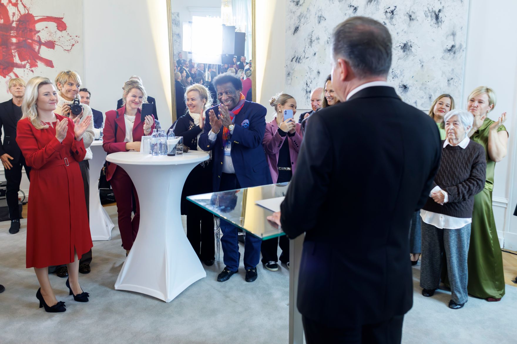 Am 29. November 2024 bestellte Bundesministerin Susanne Raab (l.), Herrn Kurt Faist (r.) zum Mitglied der bei der Bundesanstalt &quot;Statistik &Ouml;sterreich&quot; eingerichteten Wirtschaftskurie. Damit hat er das Recht, die Bezeichnung &quot;Kommerzialrat f&uuml;r die Statistik&quot; zu f&uuml;hren.