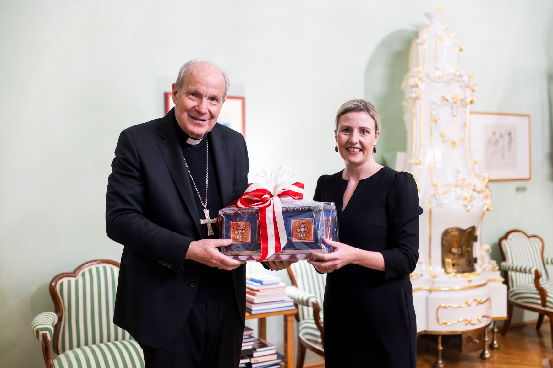 Am 5. Dezember 2024 besuchte Bundesministerin Susanne Raab (r.) den Erzbischof von Wien, Kardinal Christoph Sch&ouml;nborn (l.).