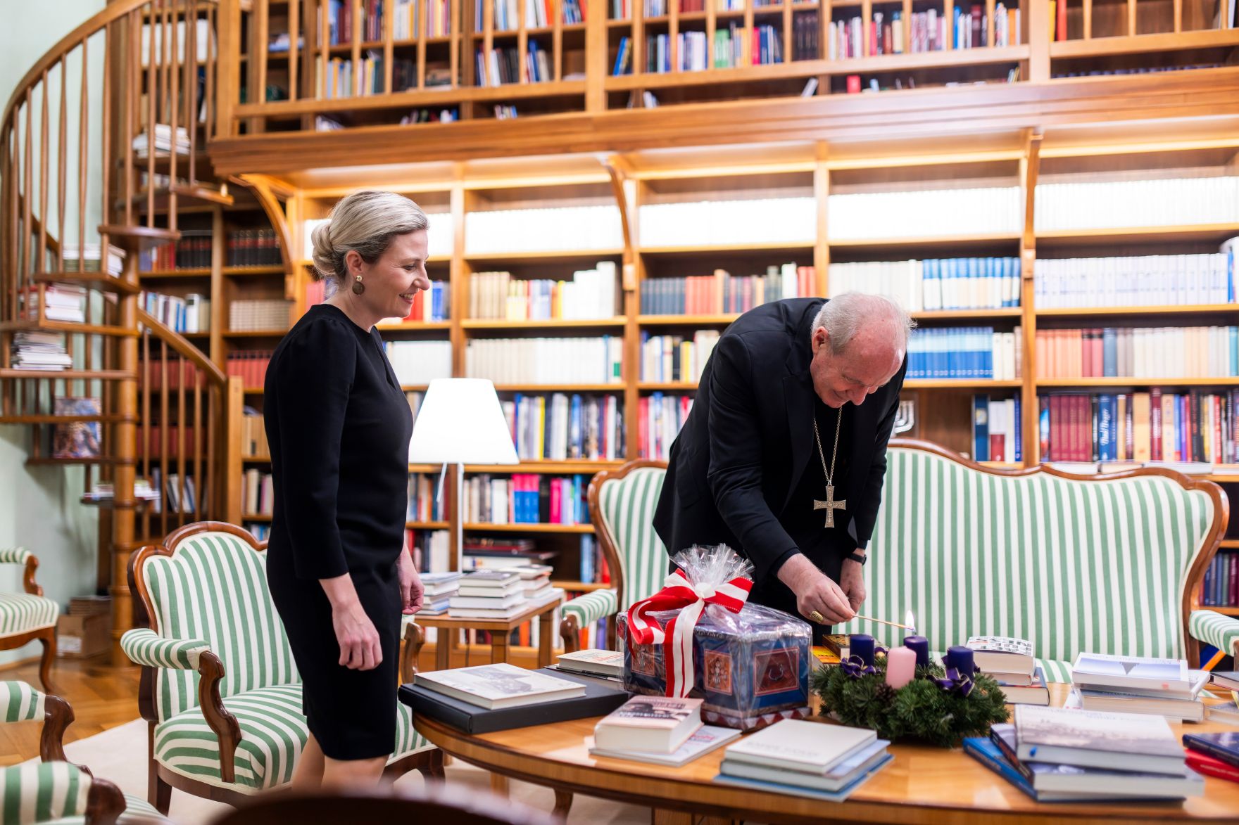Am 5. Dezember 2024 besuchte Bundesministerin Susanne Raab (l.) den Erzbischof von Wien, Kardinal Christoph Sch&ouml;nborn (r.).