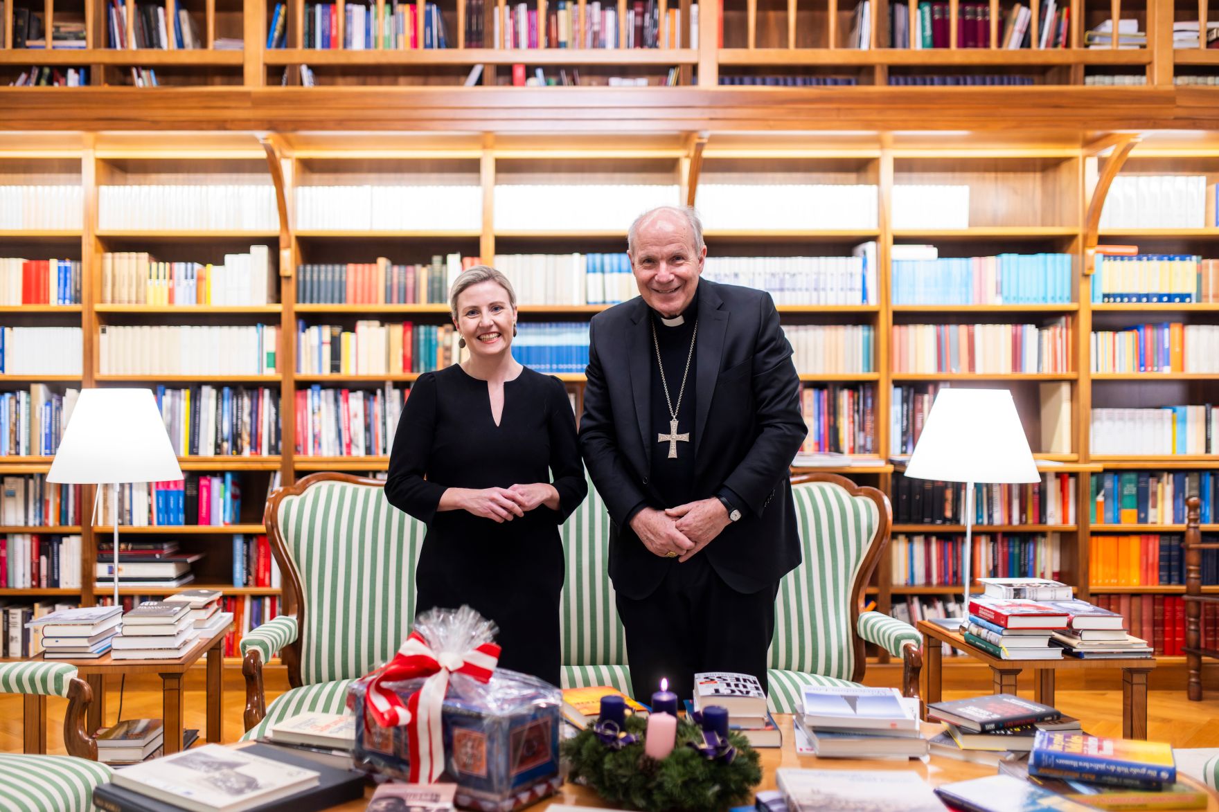 Am 5. Dezember 2024 besuchte Bundesministerin Susanne Raab (l.) den Erzbischof von Wien, Kardinal Christoph Sch&ouml;nborn (r.).