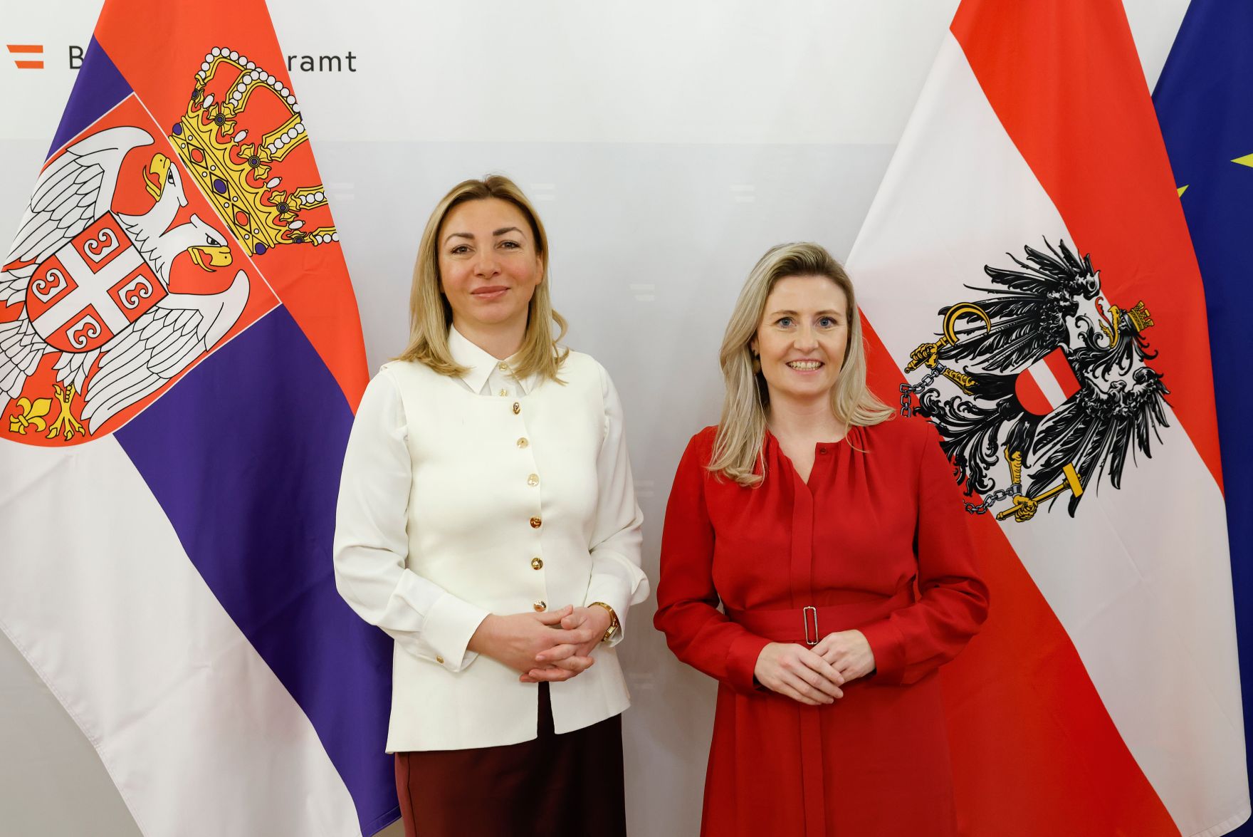 Am 17. Dezember 2024 empfing Bundesministerin Susanne Raab (r.) die serbische Ministerin ohne Portfolio Tatjana Macura (l.) zu einem Arbeitsgespr&auml;ch.