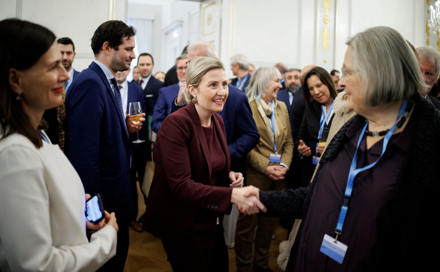 Am 19. Dezember 2024 lud Bundesministerin Susanne Raab (m.) zum Adventempfang.