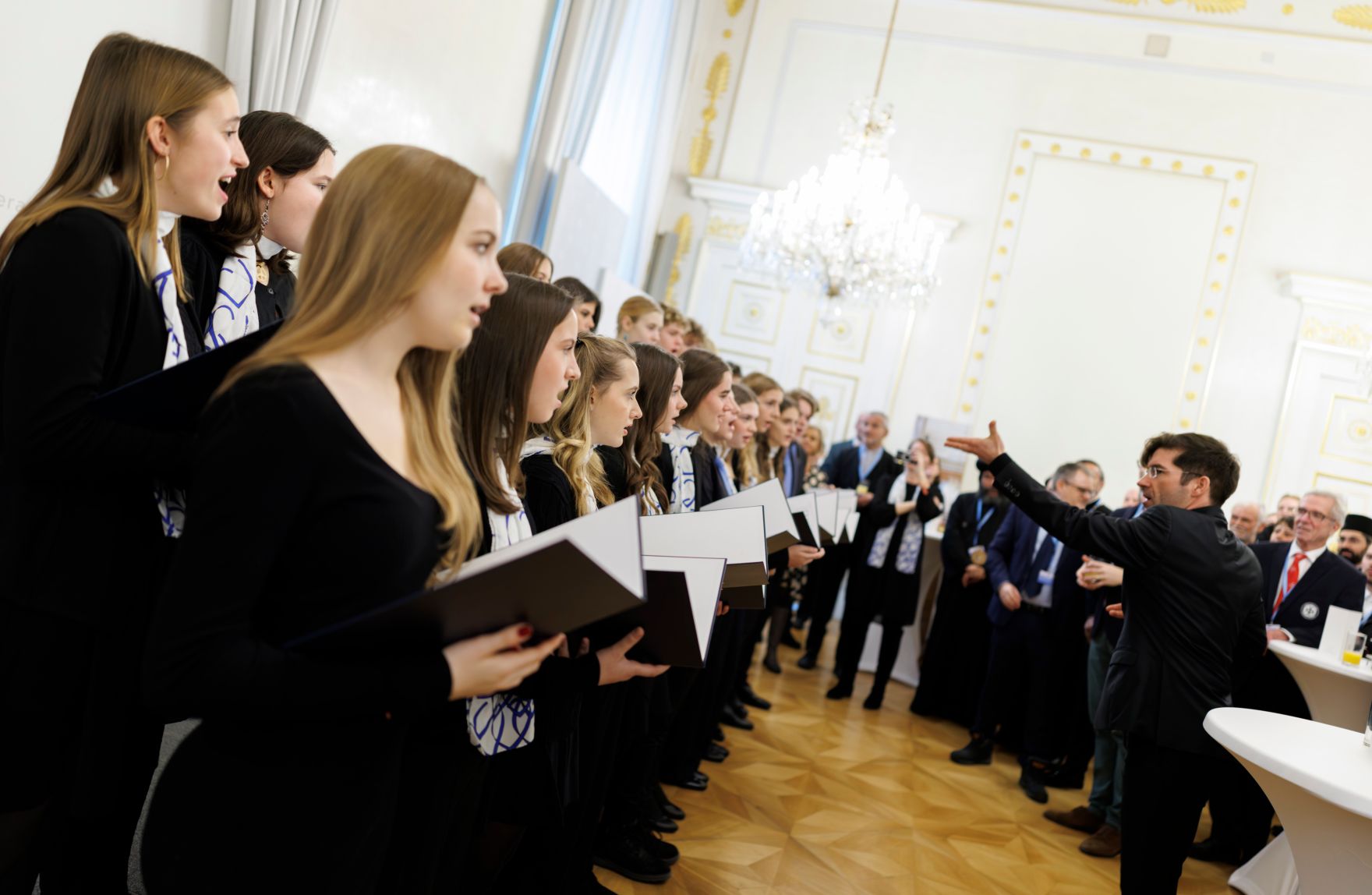 Am 19. Dezember 2024 lud Bundesministerin Susanne Raab zum Adventempfang.