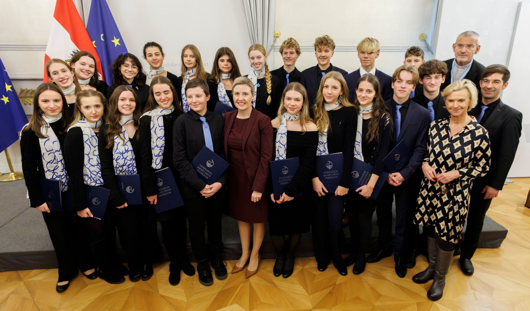 Am 19. Dezember 2024 lud Bundesministerin Susanne Raab (m.) zum Adventempfang.