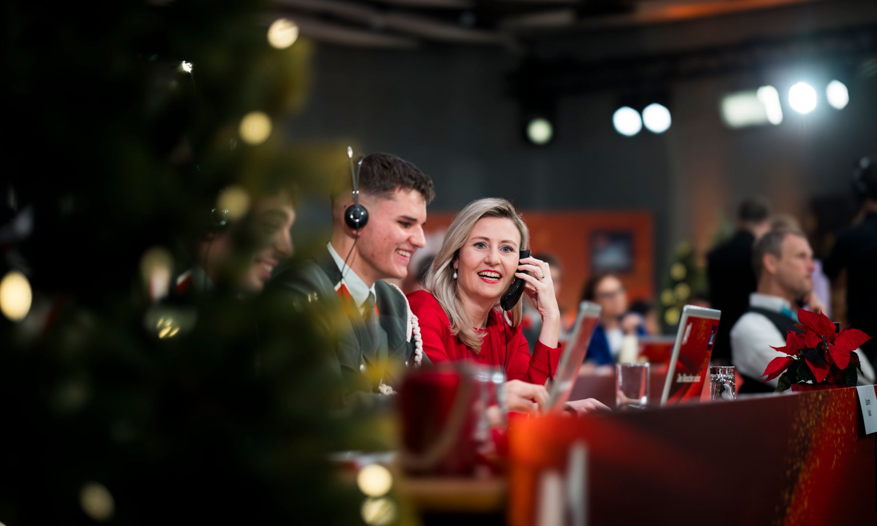 Am 24. Dezember 2024 nahm Bundesministerin Susanne Raab (r.) an der Licht ins Dunkel Spendenaktion teil.
