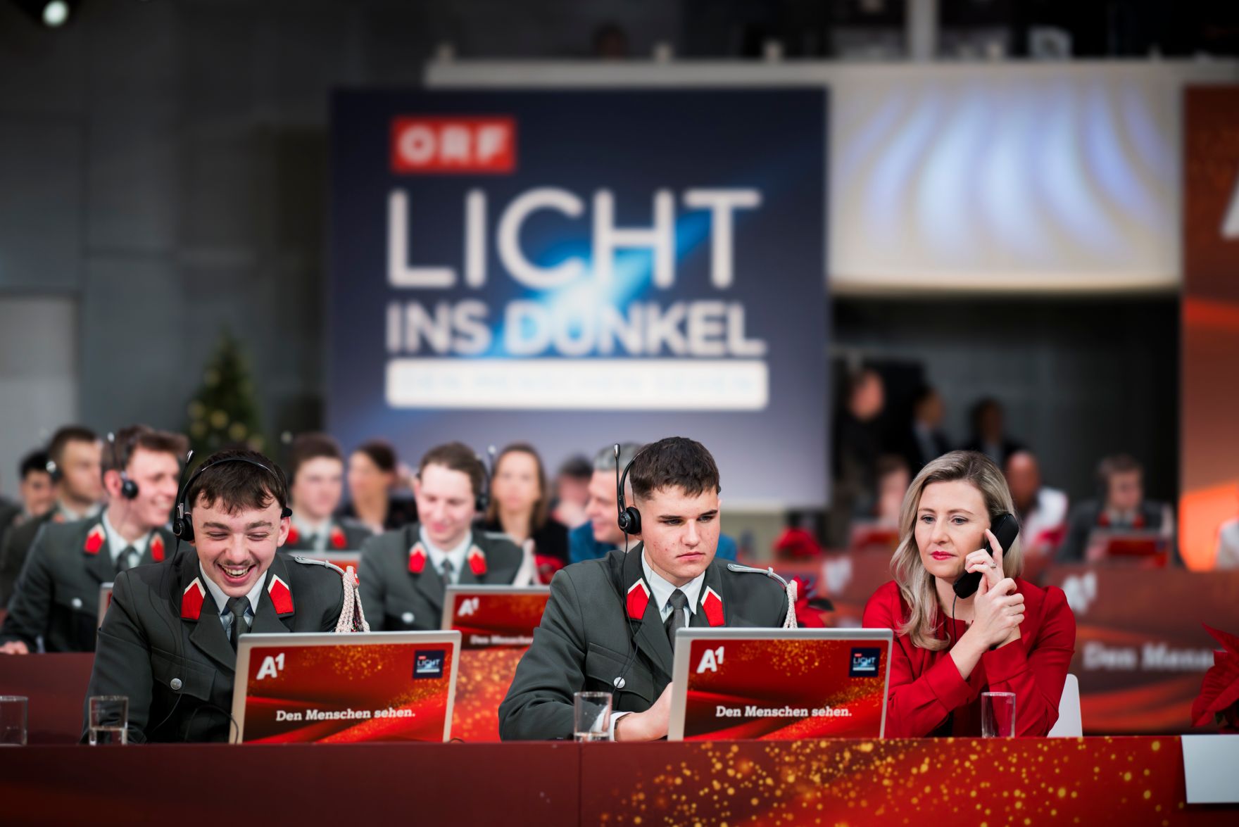 Am 24. Dezember 2024 nahm Bundesministerin Susanne Raab (r.) an der Licht ins Dunkel Spendenaktion teil.